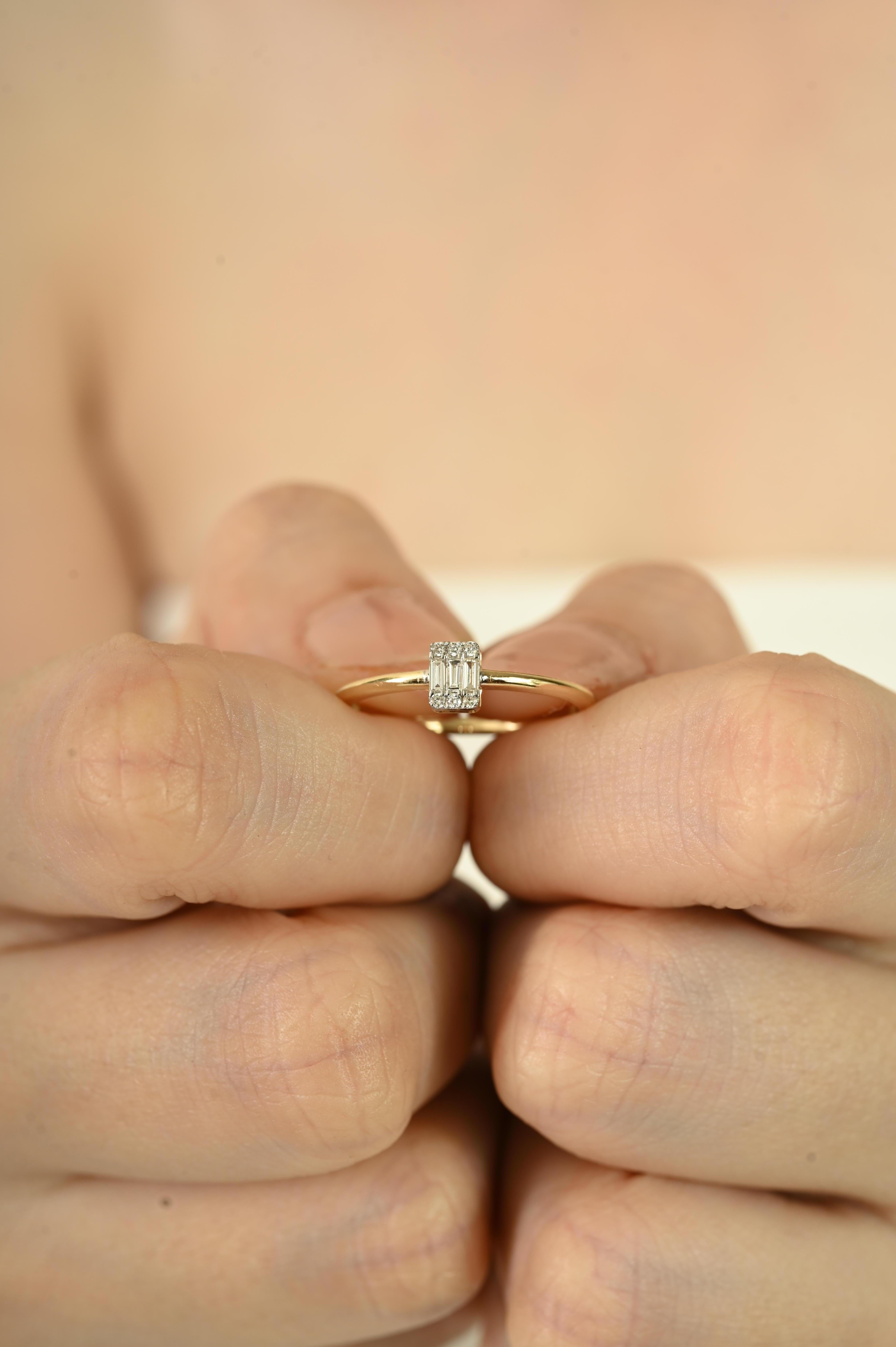 En vente :  Bague empilable minimaliste en or jaune 14K avec diamants baguettes Bijoux fins 8