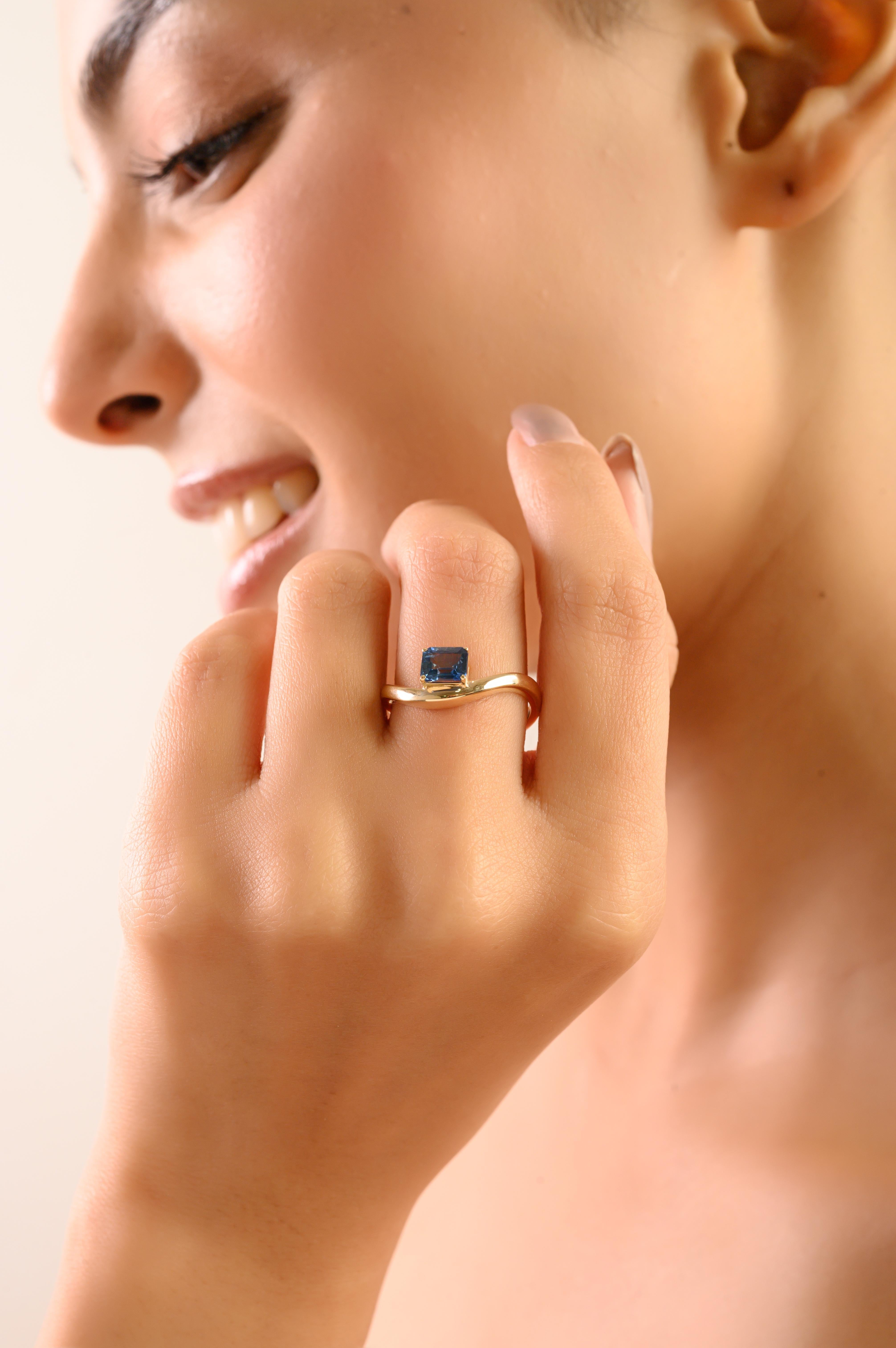 Im Angebot: Minimalistische 14K Gelbgold Smaragd-Schliff blauer Saphir Wave Band Ring Geschenk für Sie () 4