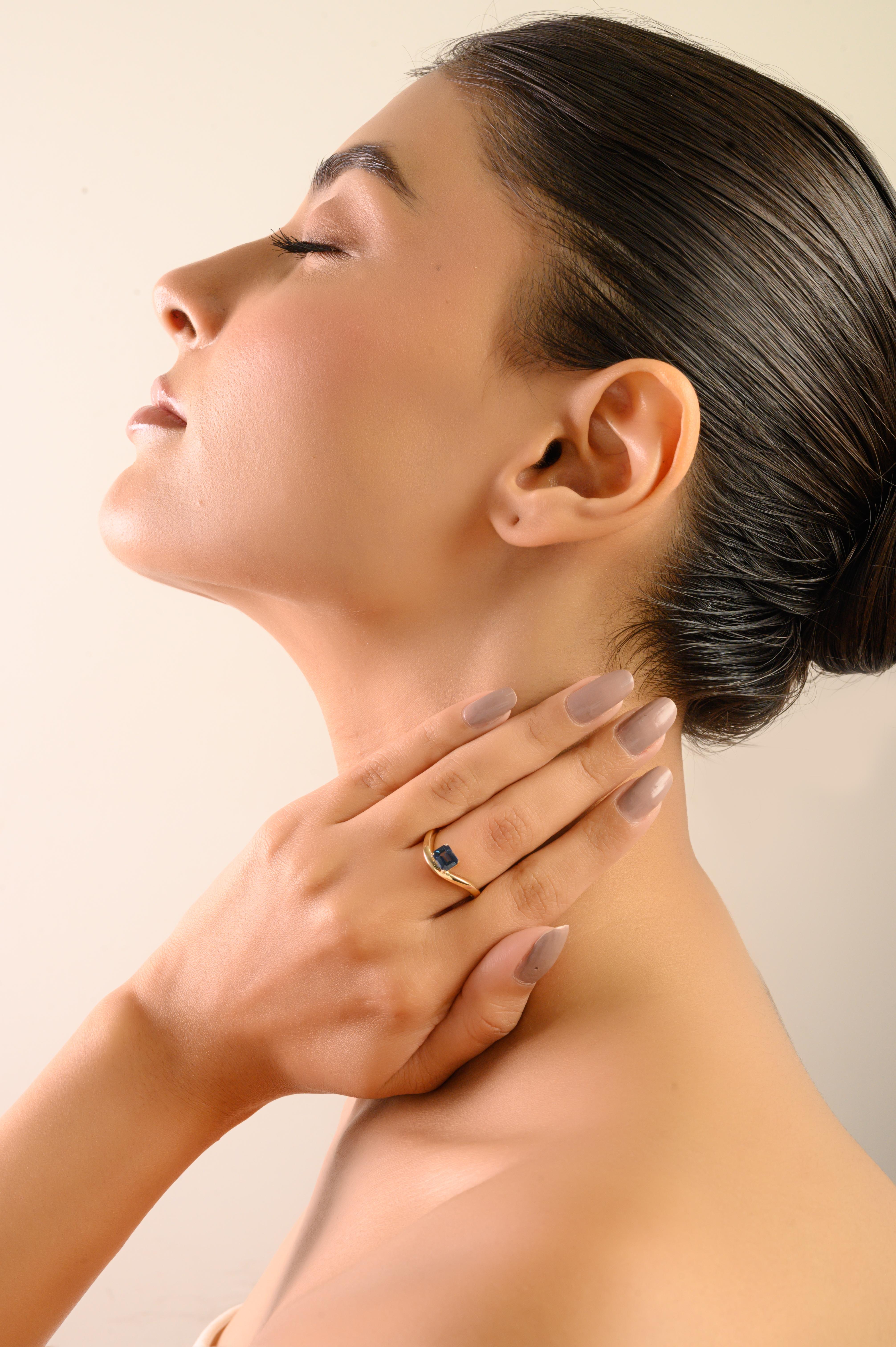 Im Angebot: Minimalistische 14K Gelbgold Smaragd-Schliff blauer Saphir Wave Band Ring Geschenk für Sie () 6