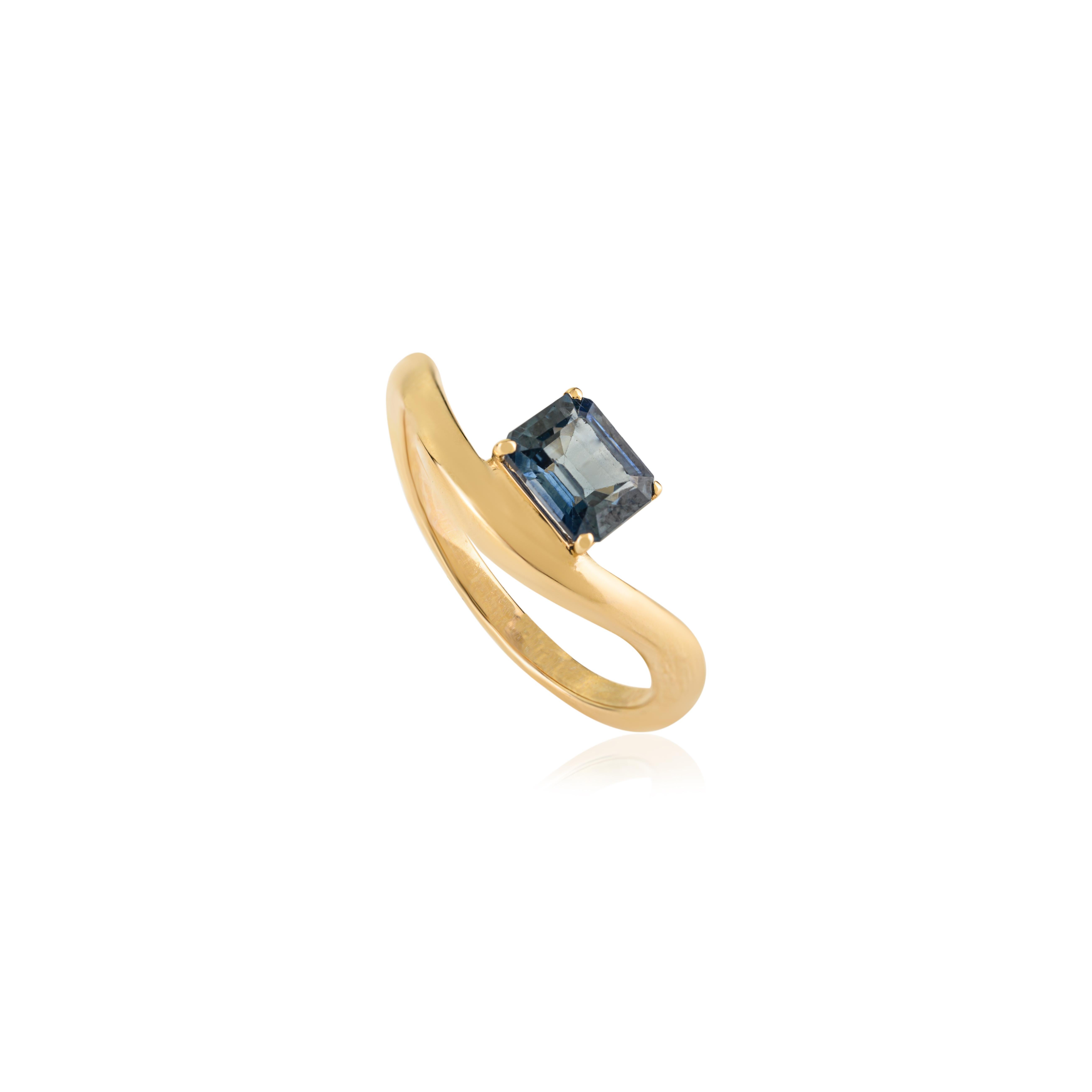 Im Angebot: Minimalistische 14K Gelbgold Smaragd-Schliff blauer Saphir Wave Band Ring Geschenk für Sie () 7