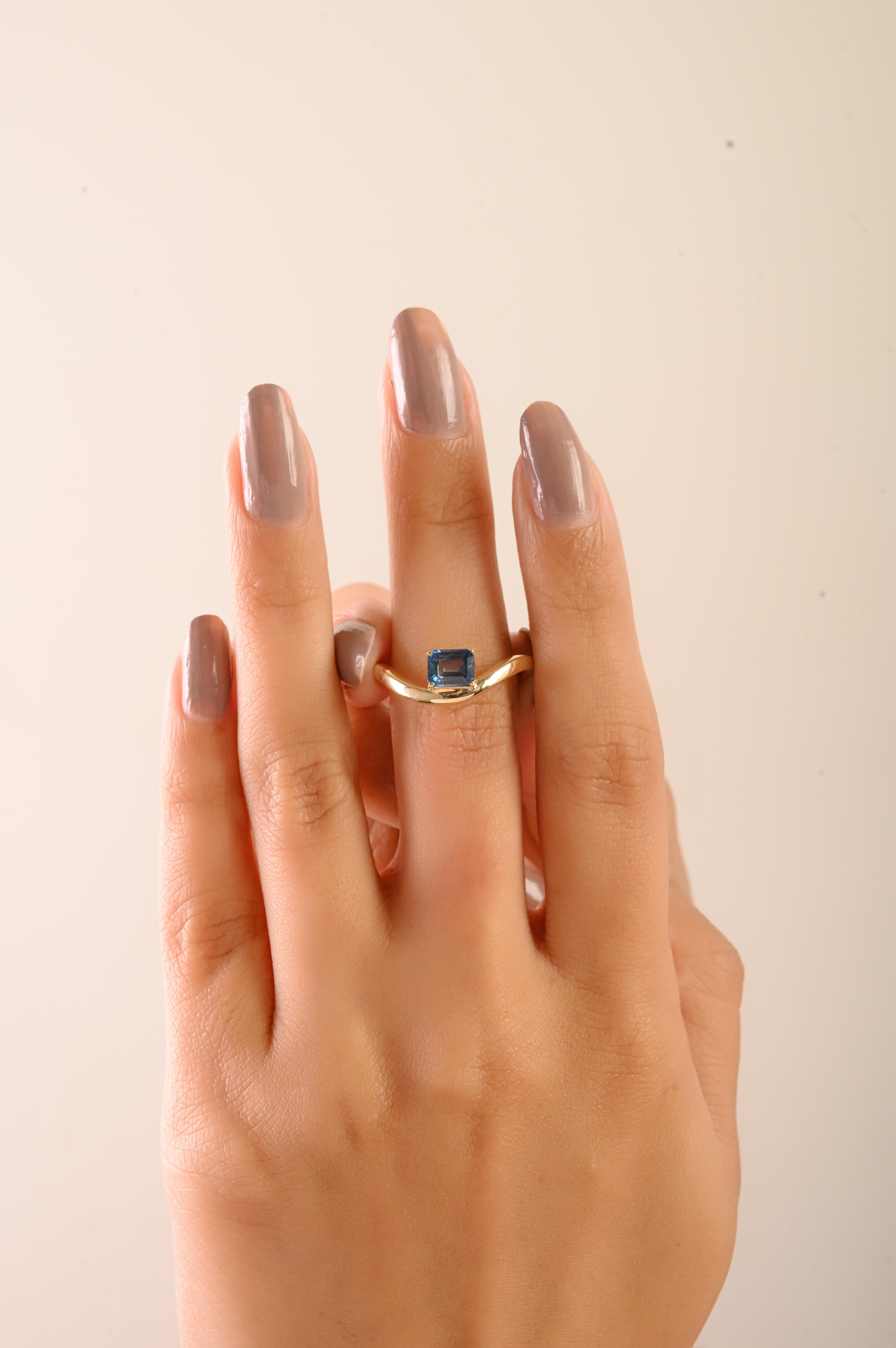 Im Angebot: Minimalistische 14K Gelbgold Smaragd-Schliff blauer Saphir Wave Band Ring Geschenk für Sie () 8