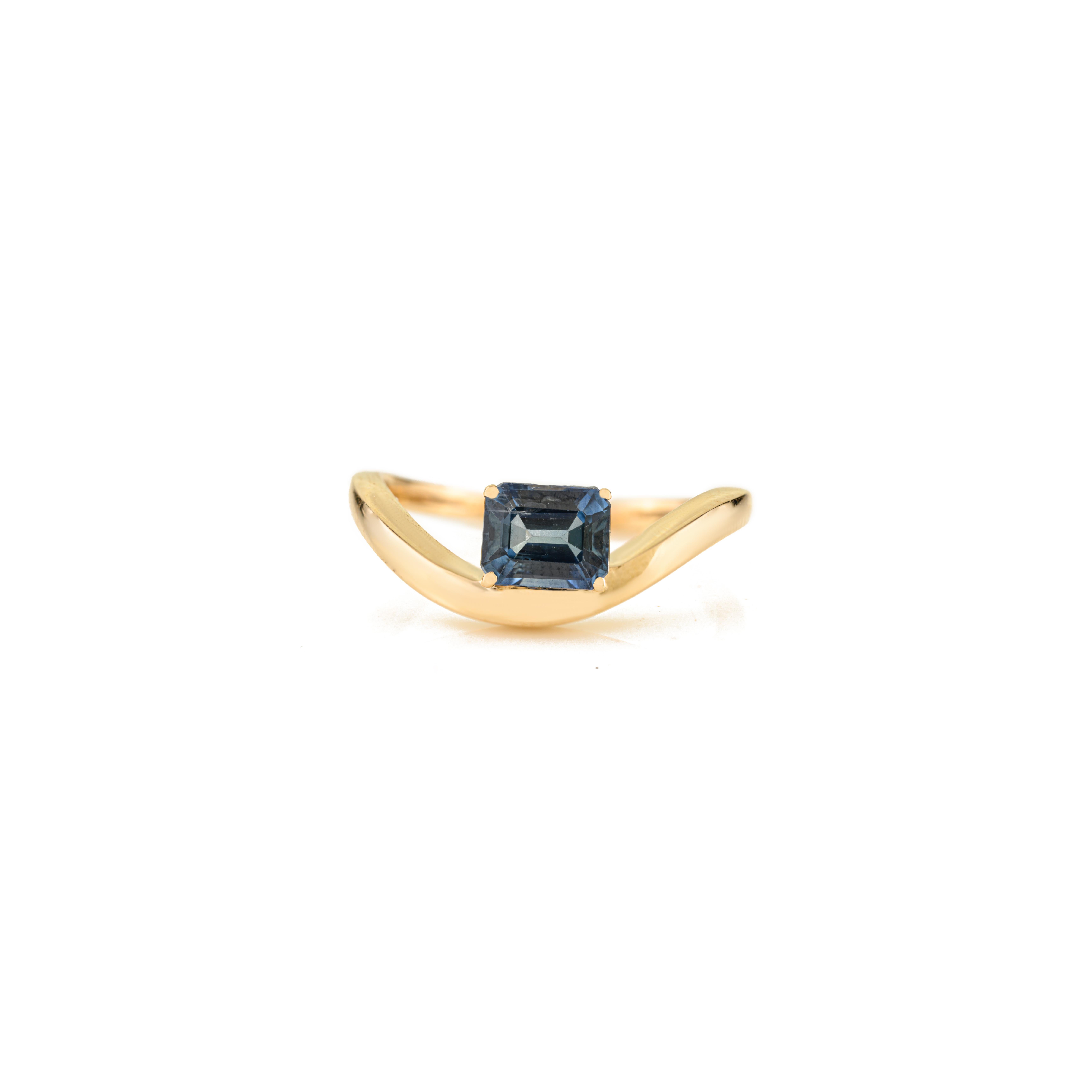 Im Angebot: Minimalistische 14K Gelbgold Smaragd-Schliff blauer Saphir Wave Band Ring Geschenk für Sie () 9