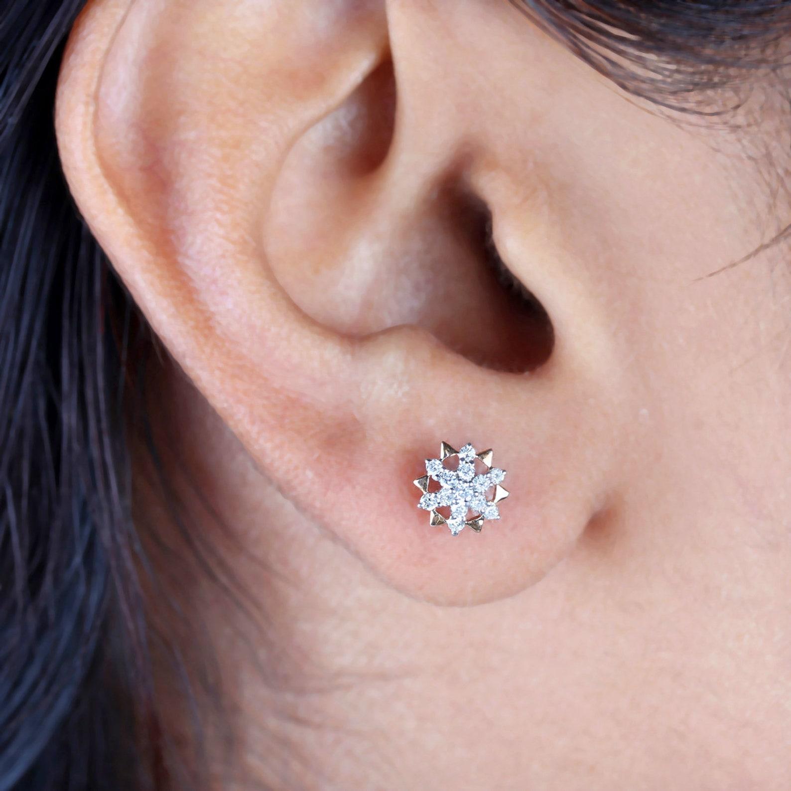 Minimalista Pendientes de Diamantes Naturales de Oro Amarillo de 14k Bonito Regalo de Aniversario. en venta 1