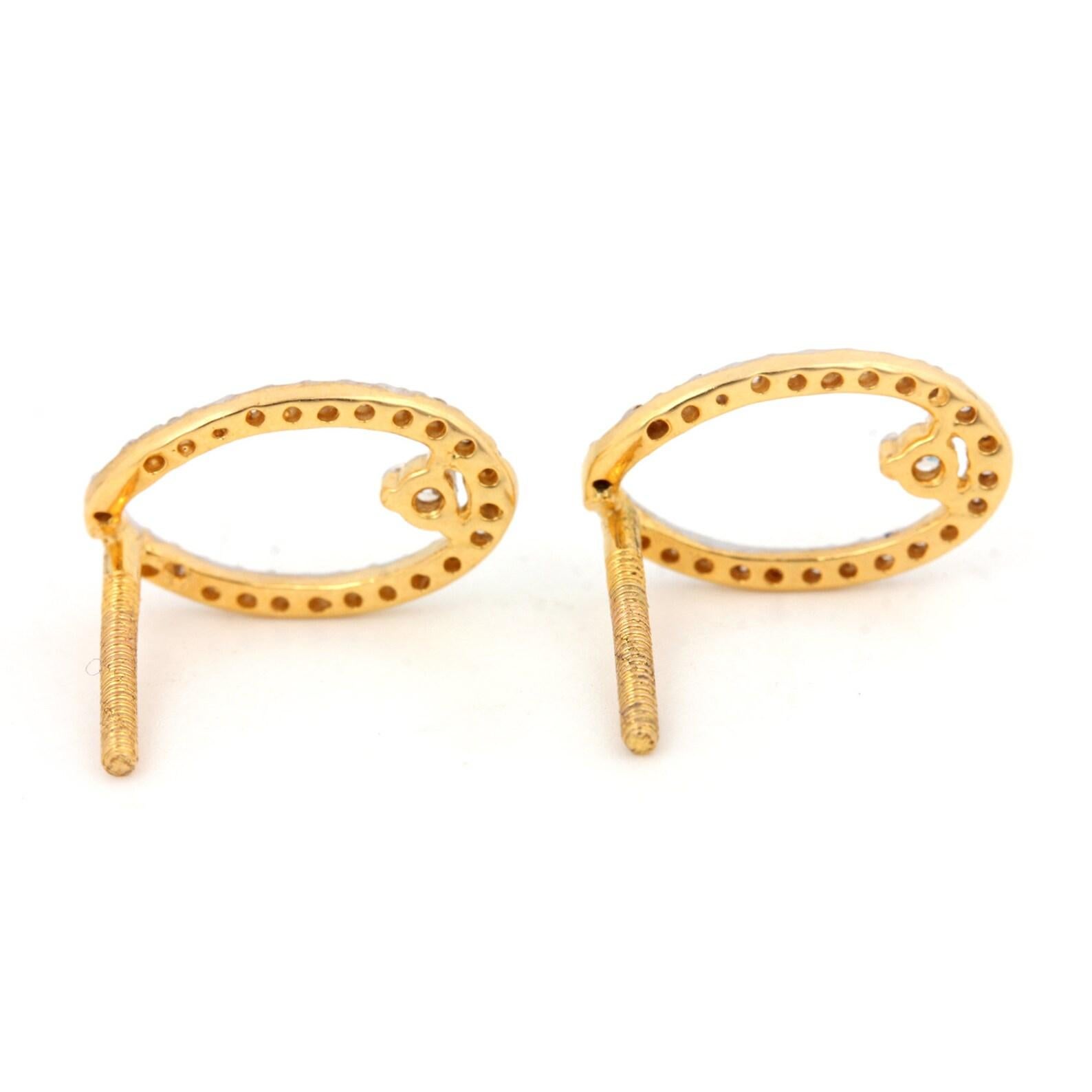 Minimalistische zarte Ohrstecker aus 14k Gelbgold mit natürlichem Pavé-Diamant für Damen im Zustand „Neu“ im Angebot in Chicago, IL