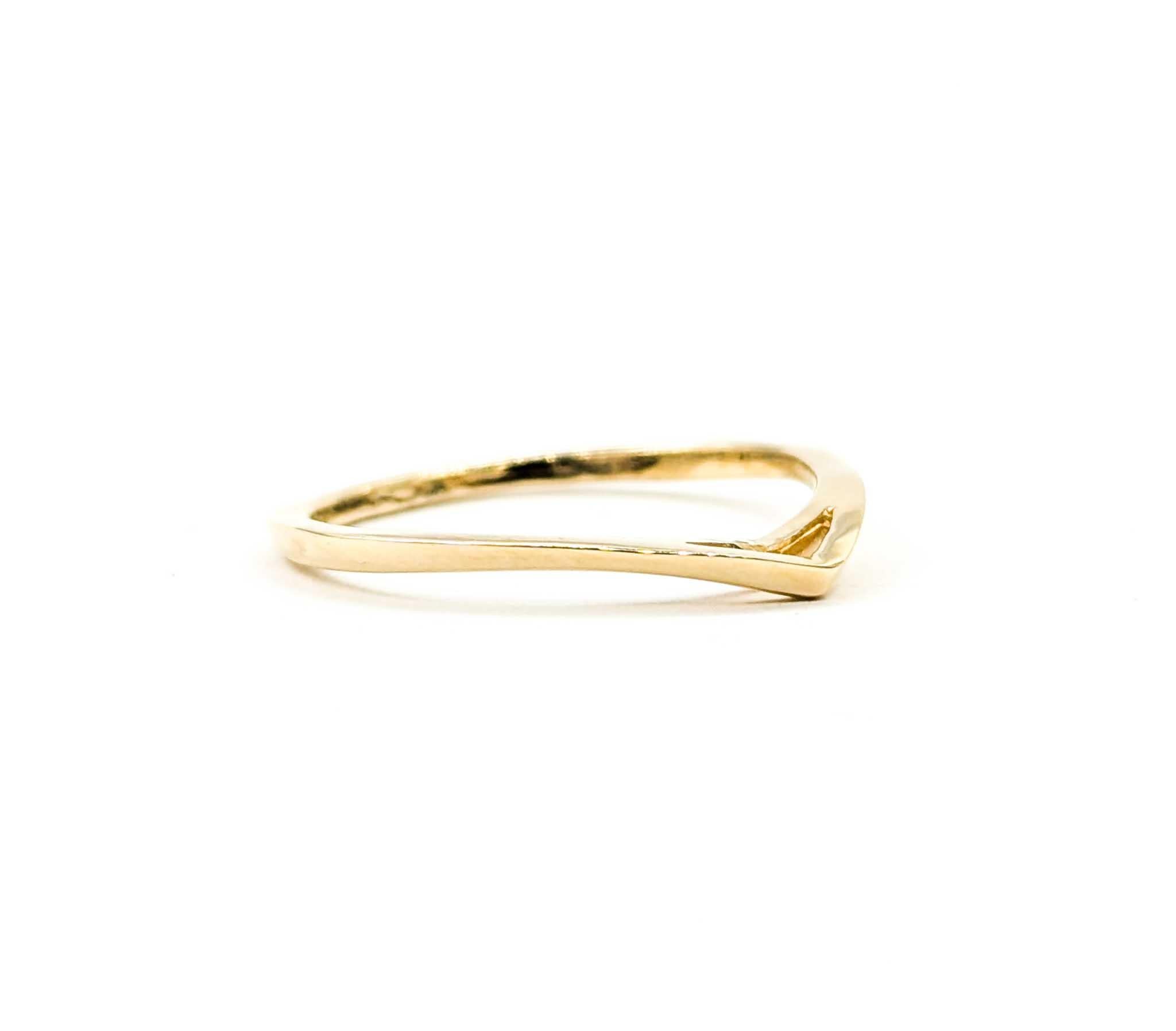Bague en or jaune 14k à anneau pointu

Cette bague à anneau pointu en or jaune 14k, élégante et minimale, offre une touche moderne à un classique intemporel. Conçue avec une pointe subtile en forme de V, elle peut être portée seule pour une élégance