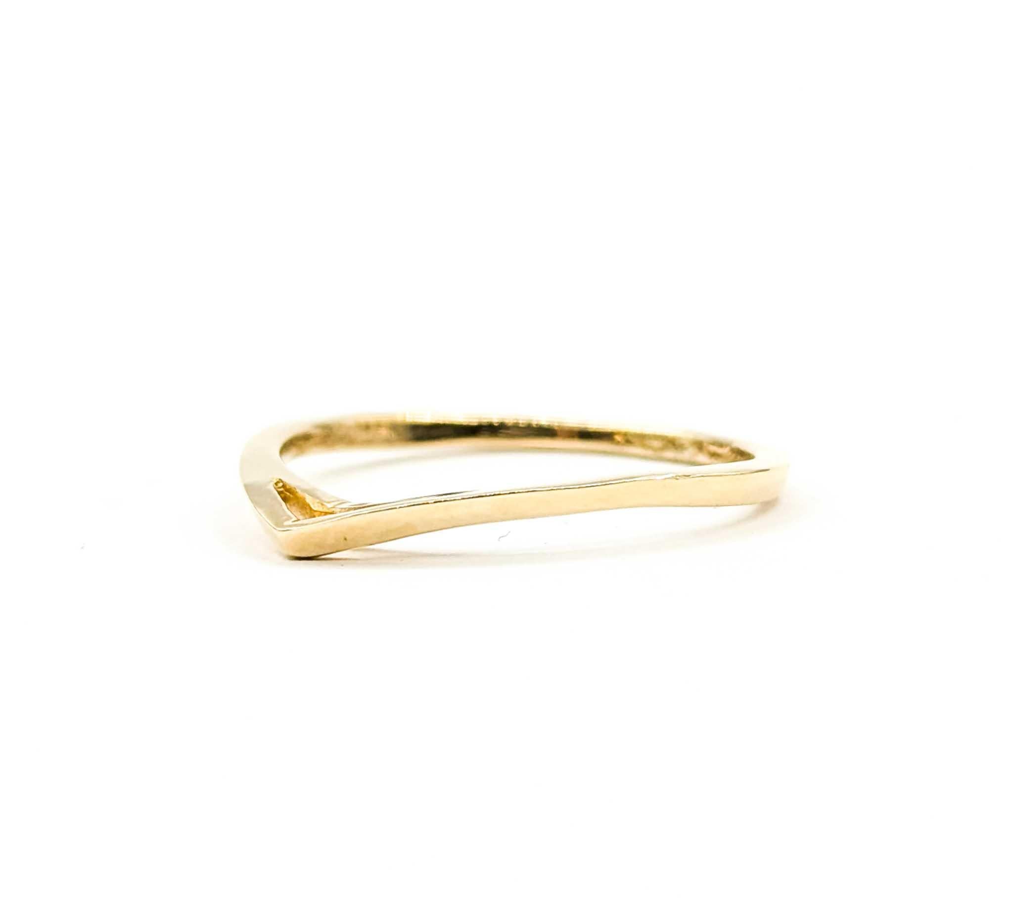 Moderniste Bague minimaliste en or jaune 14k avec anneau en V pointu en vente
