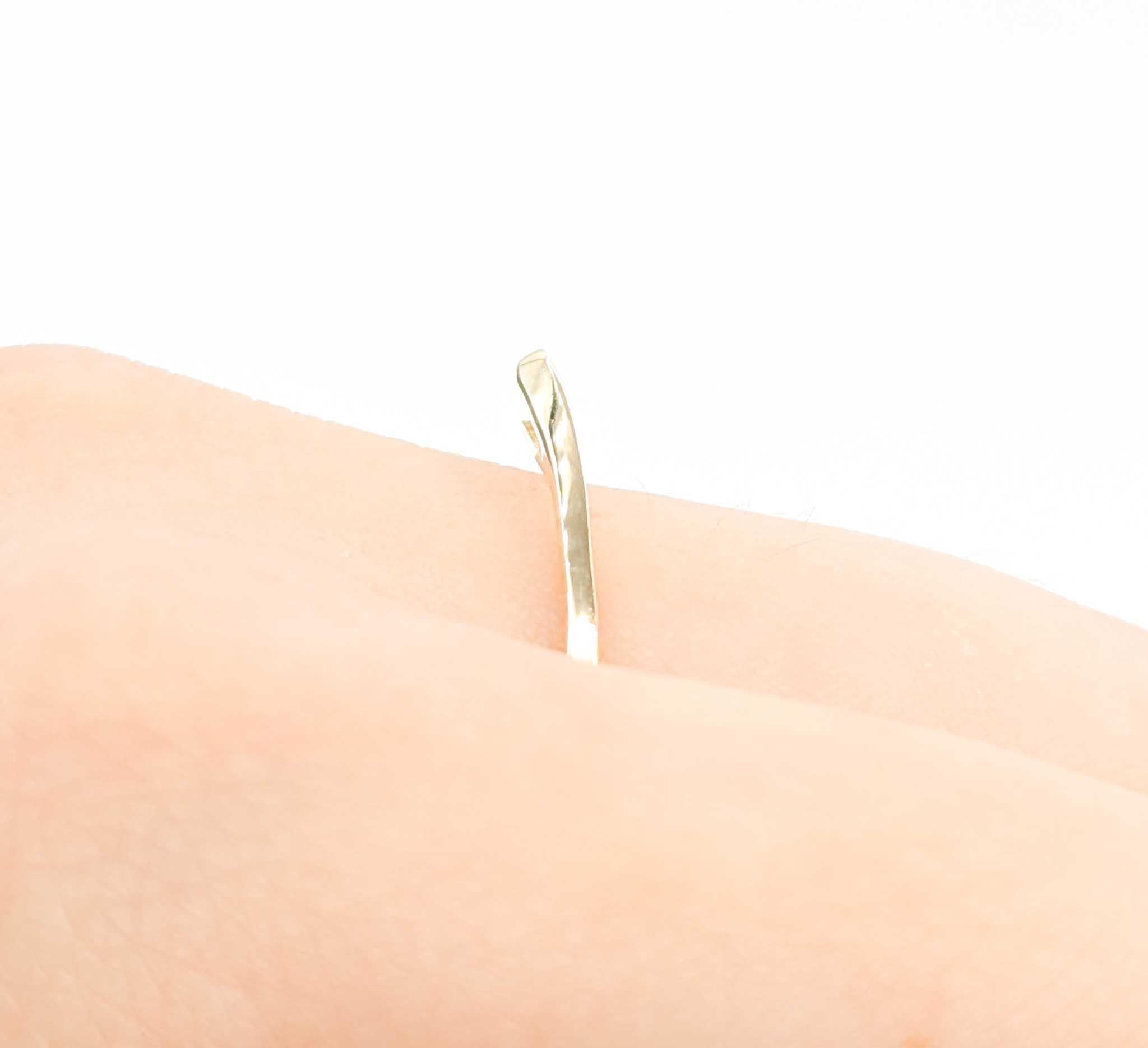 Bague minimaliste en or jaune 14k avec anneau en V pointu Excellent état - En vente à Bloomington, MN