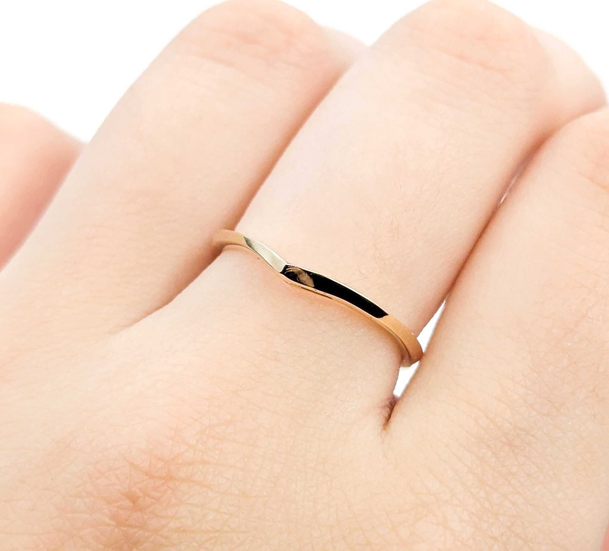 Bague minimaliste en or jaune 14k avec anneau en V pointu Pour femmes en vente
