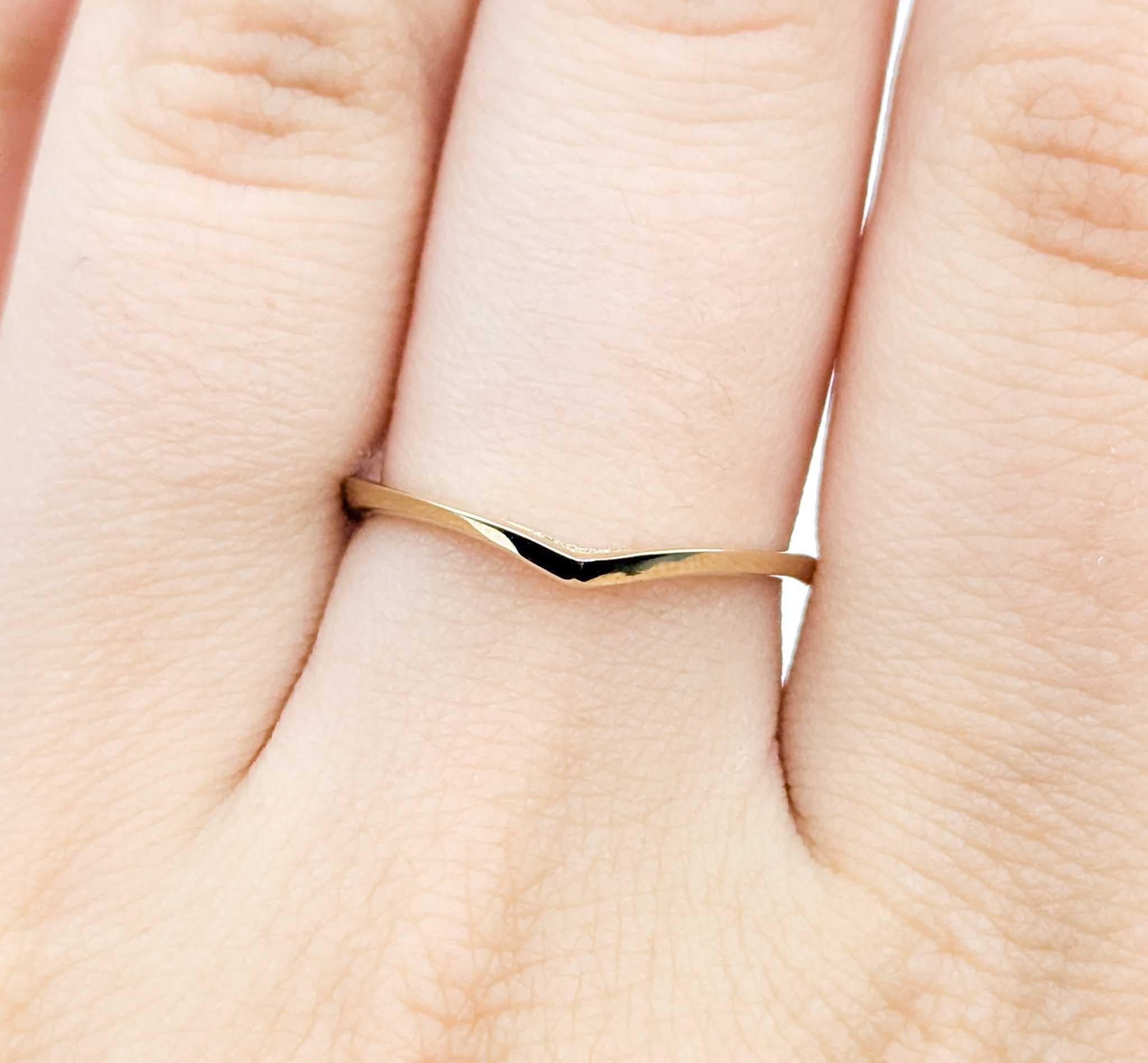 Bague minimaliste en or jaune 14k avec anneau en V pointu en vente 1