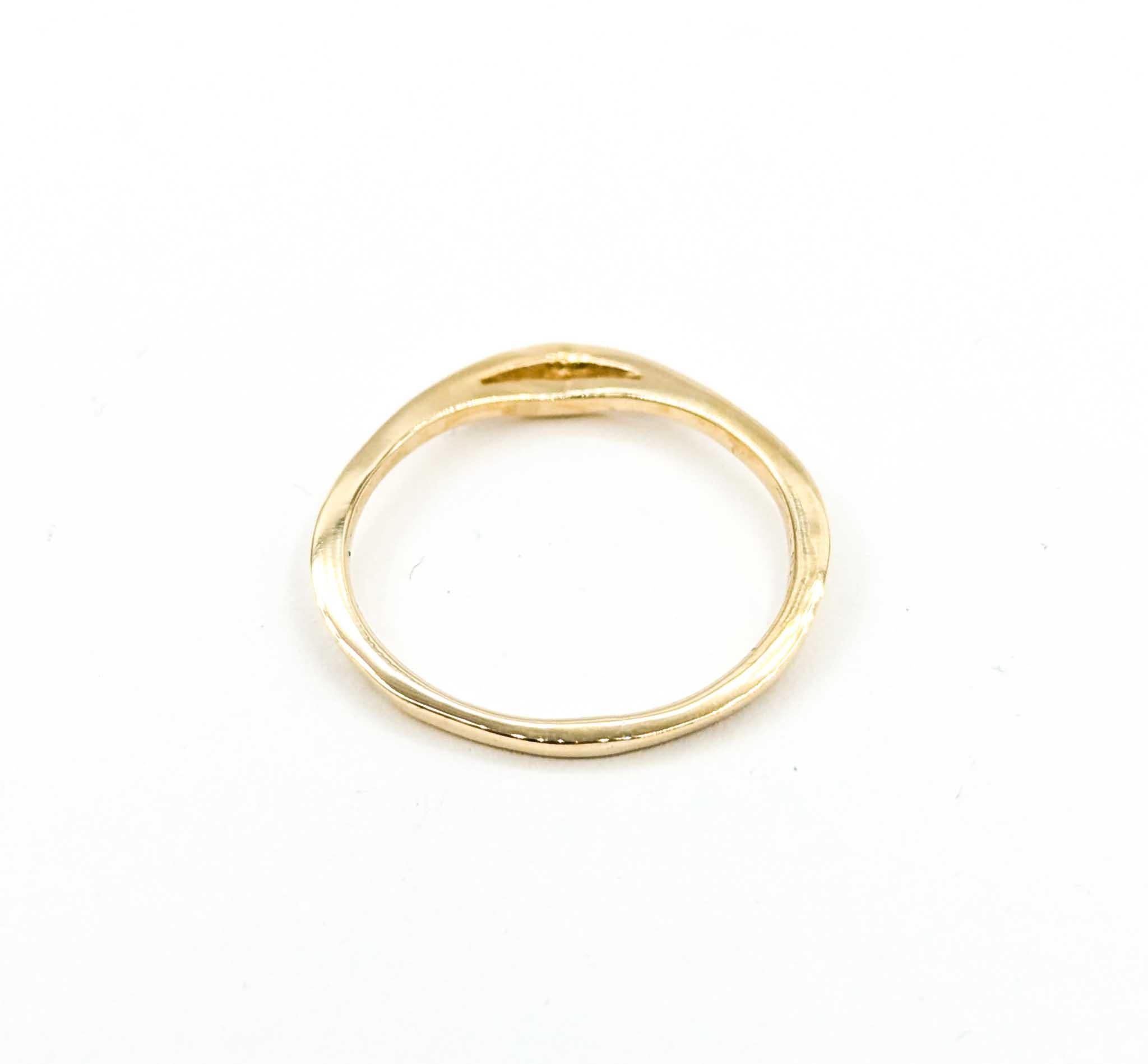 Bague minimaliste en or jaune 14k avec anneau en V pointu en vente 3