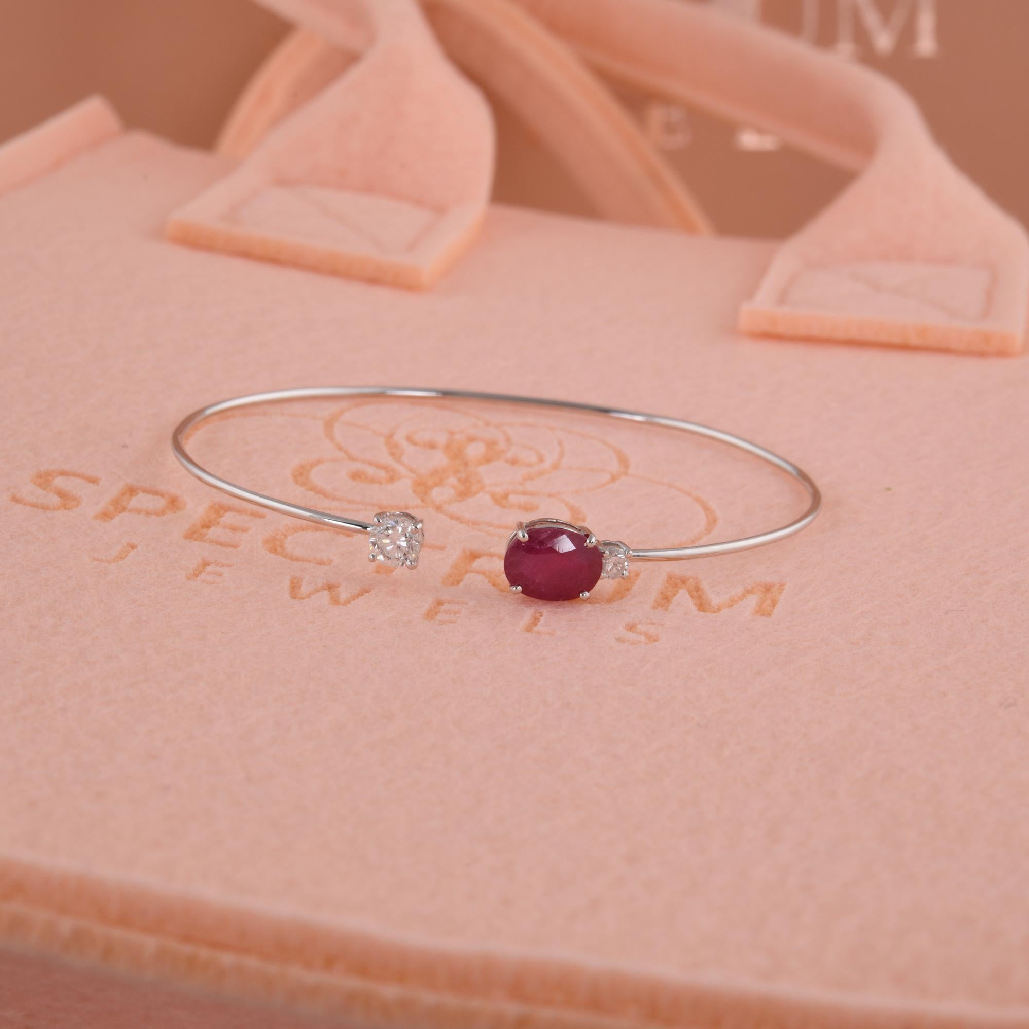 Minimalistisches 18k Weißgold Rubin Diamant Juli Geburtsstein offenes Manschettenarmband im Zustand „Neu“ im Angebot in Diera, Dubai