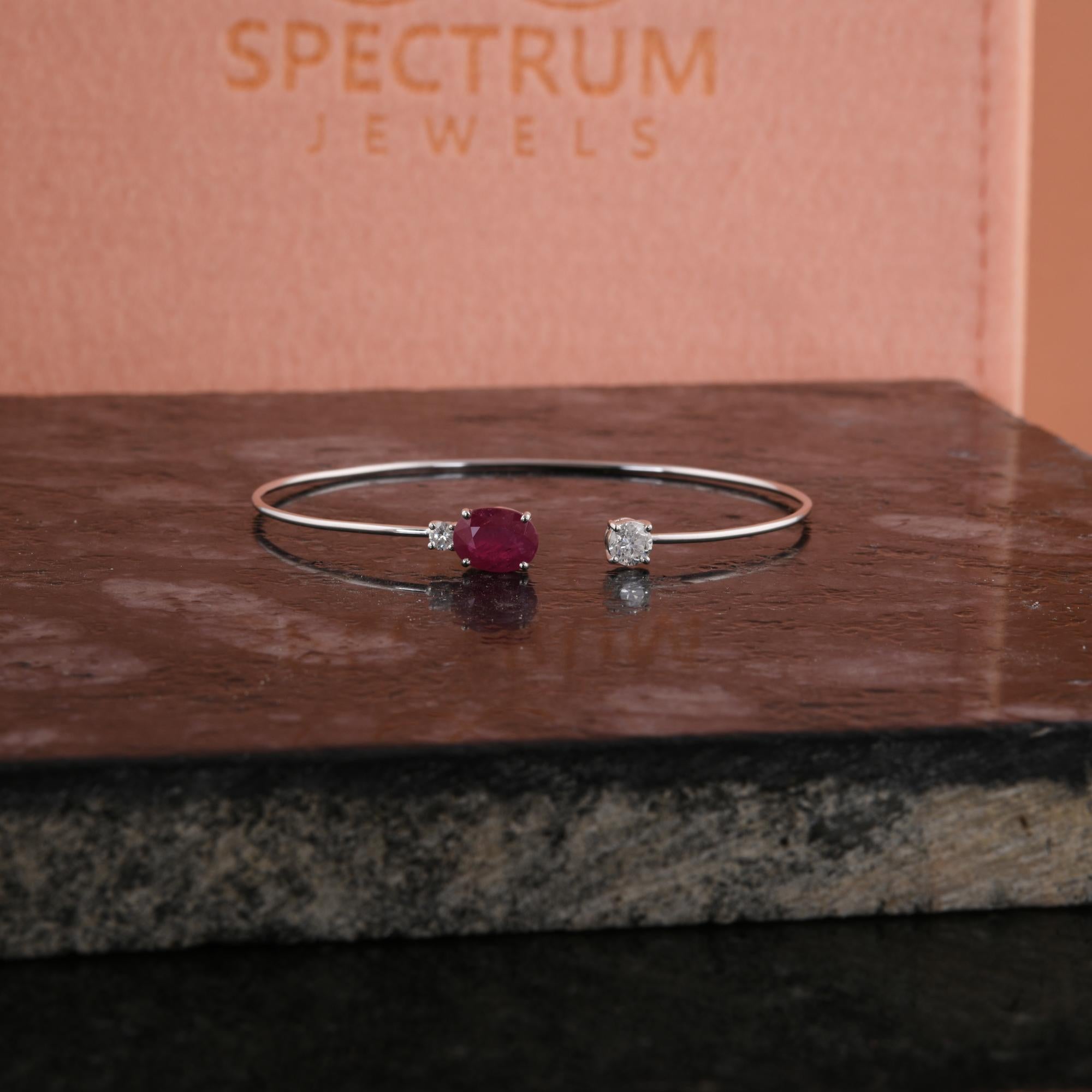 Minimalistisches 18k Weißgold Rubin Diamant Juli Geburtsstein offenes Manschettenarmband Damen im Angebot