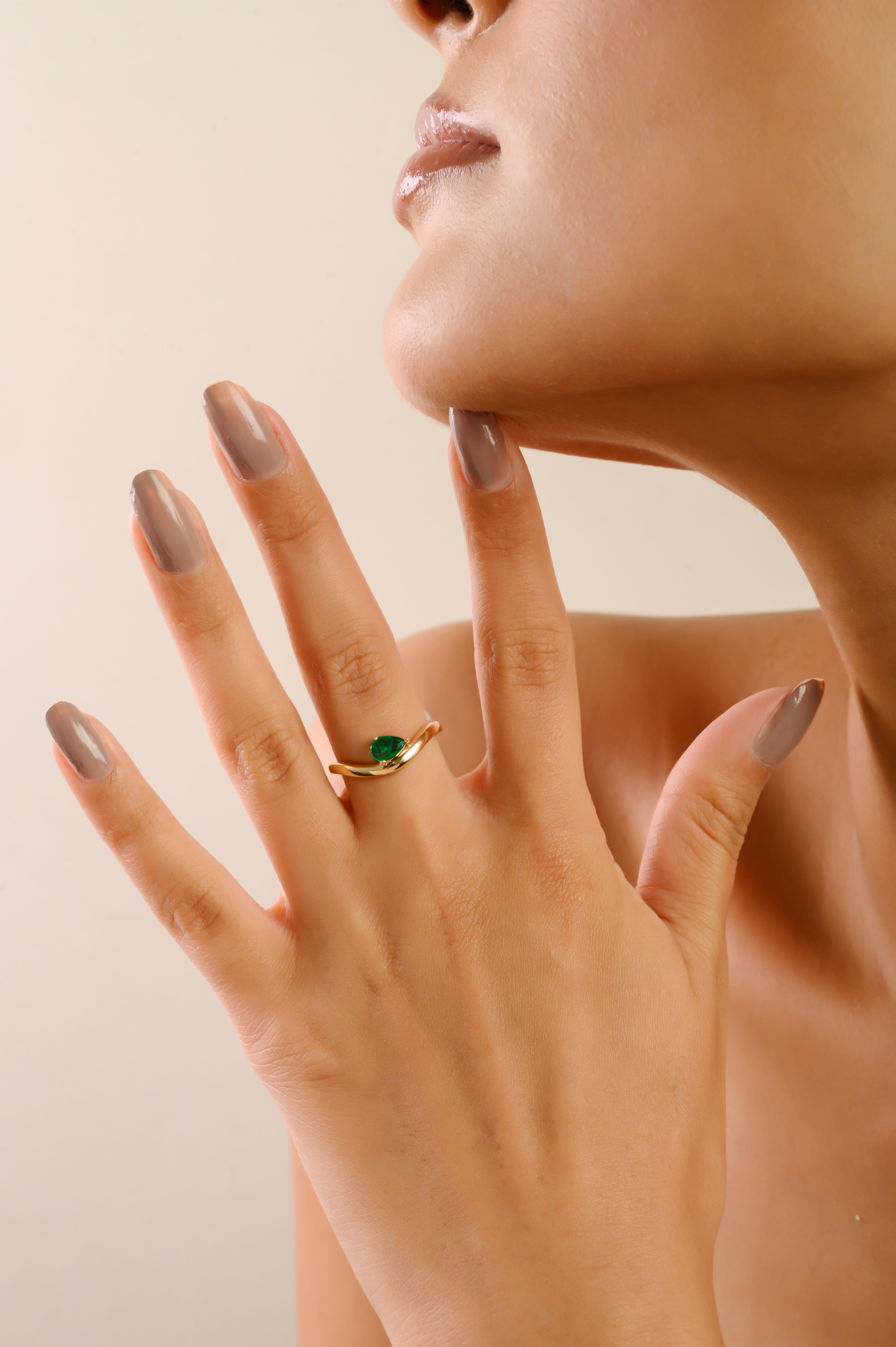 Im Angebot: Minimalistischer 18K Gelbgold Birnenschliff Smaragd Solitär Wellenring Urlaubsschmuck () 2