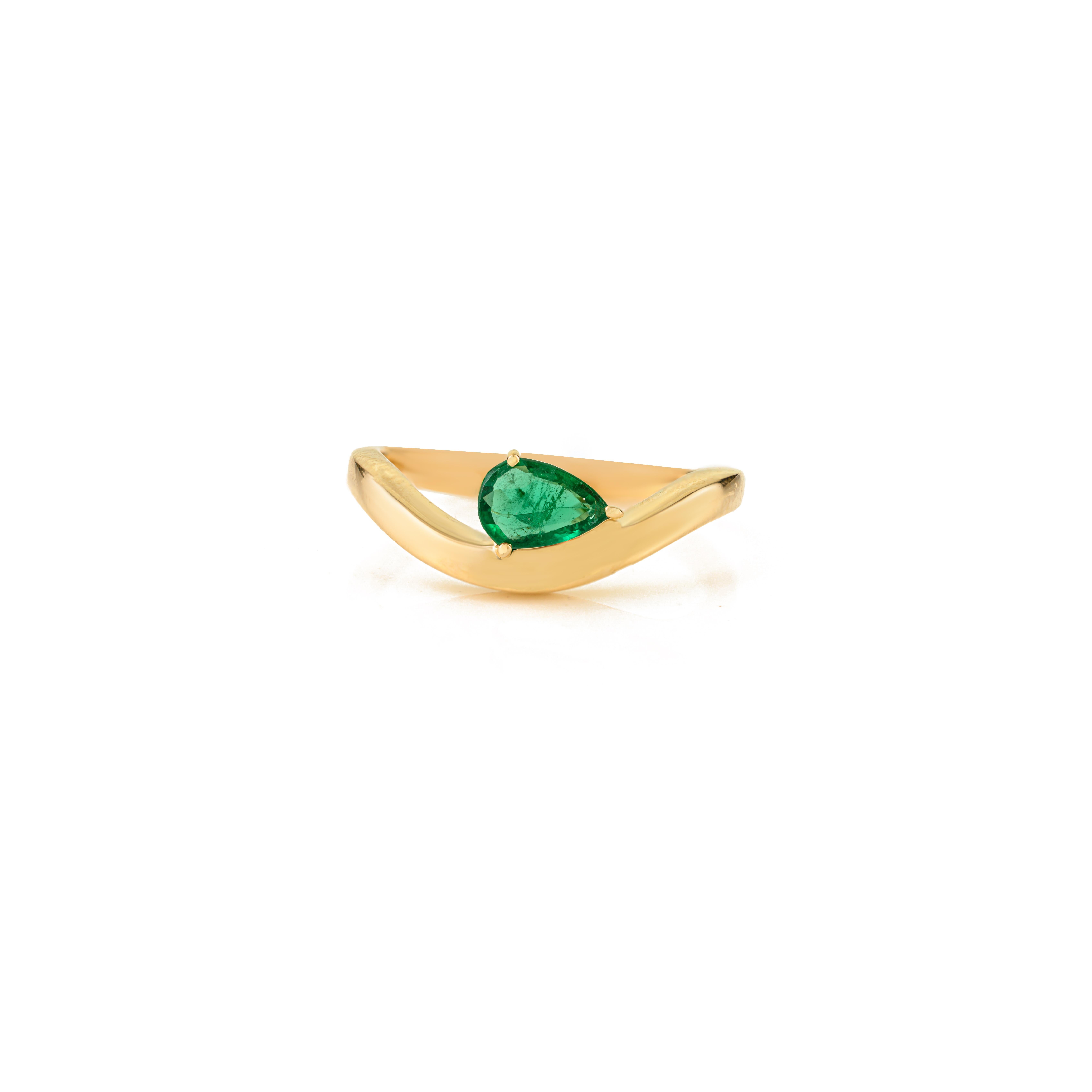 Im Angebot: Minimalistischer 18K Gelbgold Birnenschliff Smaragd Solitär Wellenring Urlaubsschmuck () 3