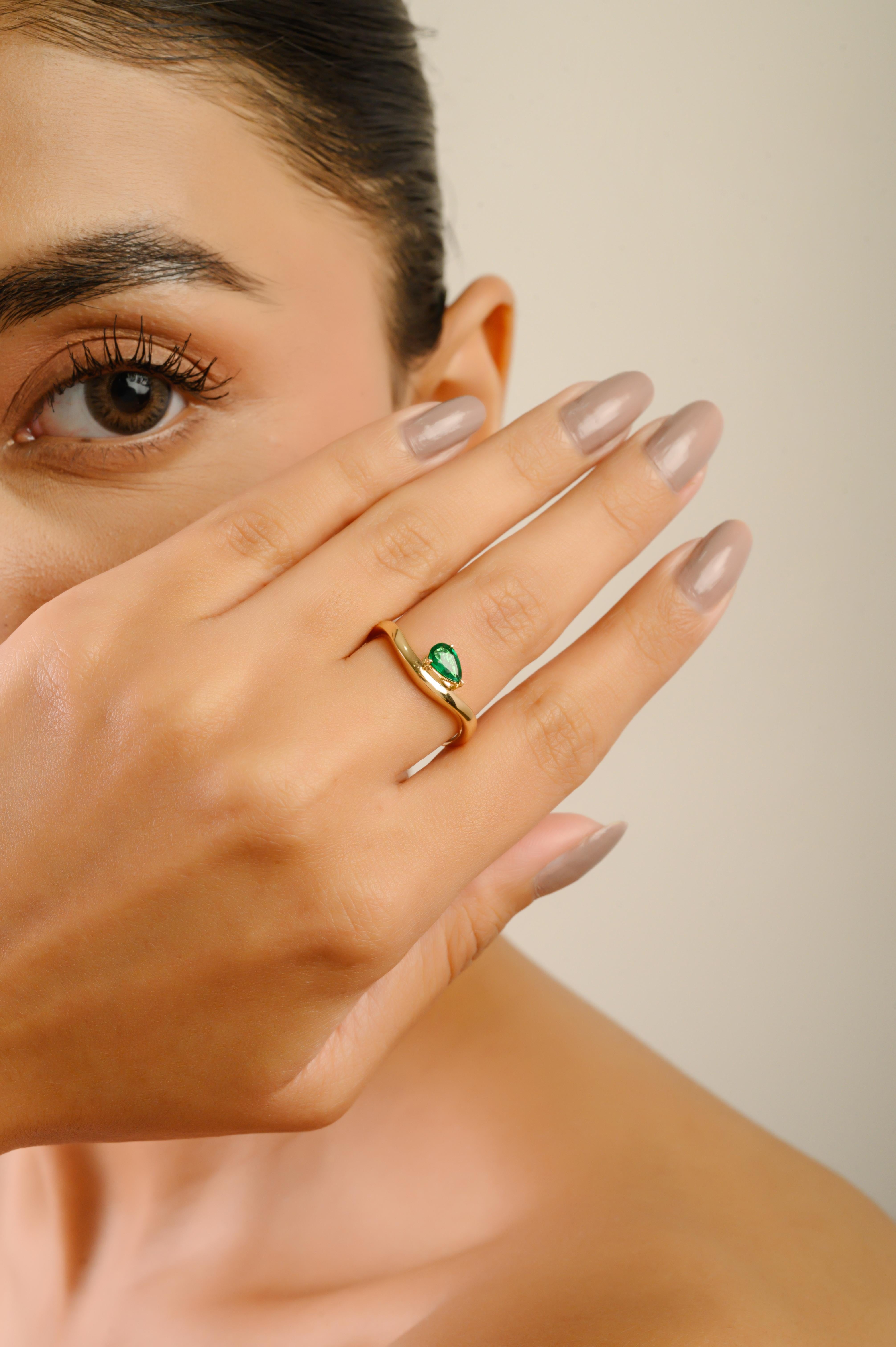 Im Angebot: Minimalistischer 18K Gelbgold Birnenschliff Smaragd Solitär Wellenring Urlaubsschmuck () 4