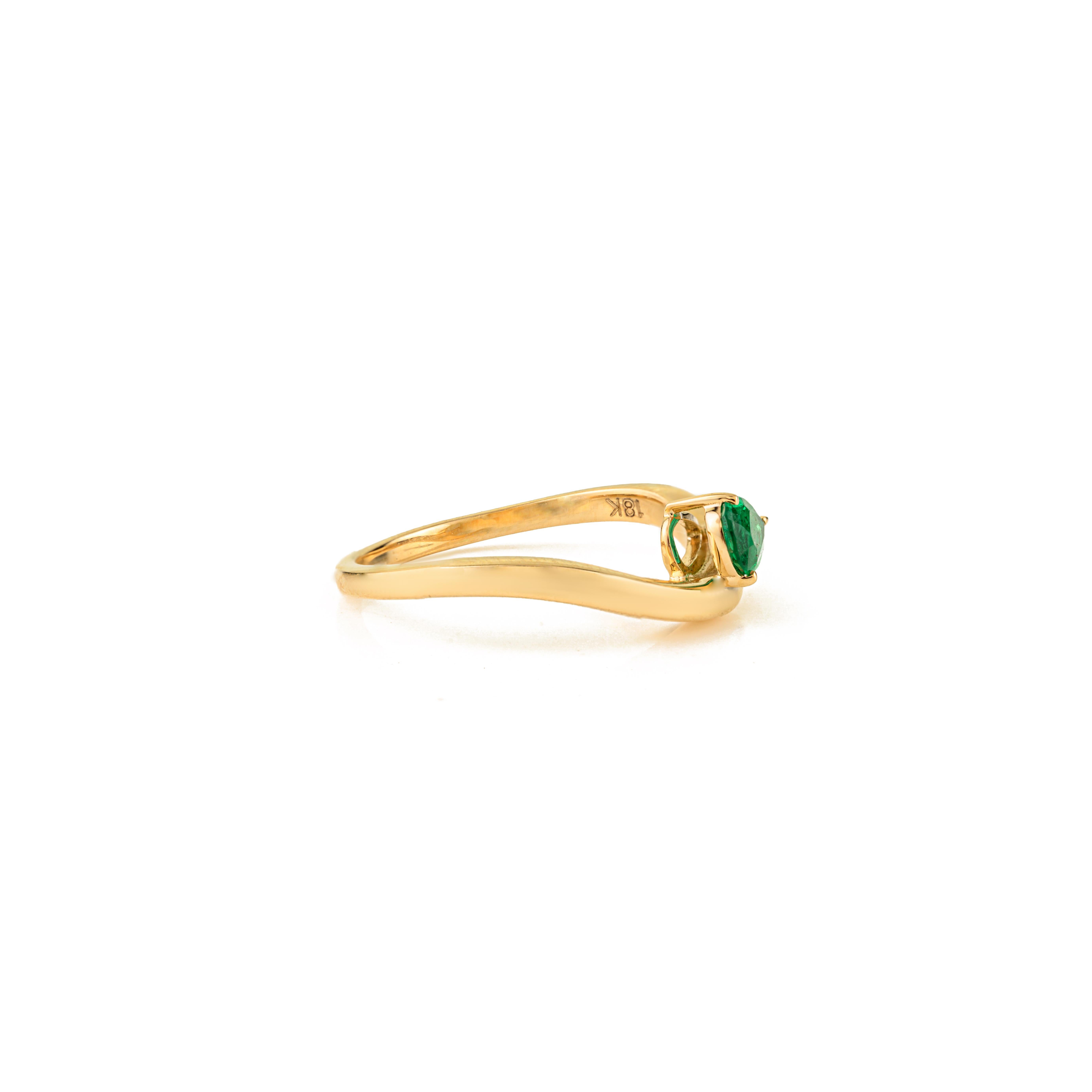 Im Angebot: Minimalistischer 18K Gelbgold Birnenschliff Smaragd Solitär Wellenring Urlaubsschmuck () 5