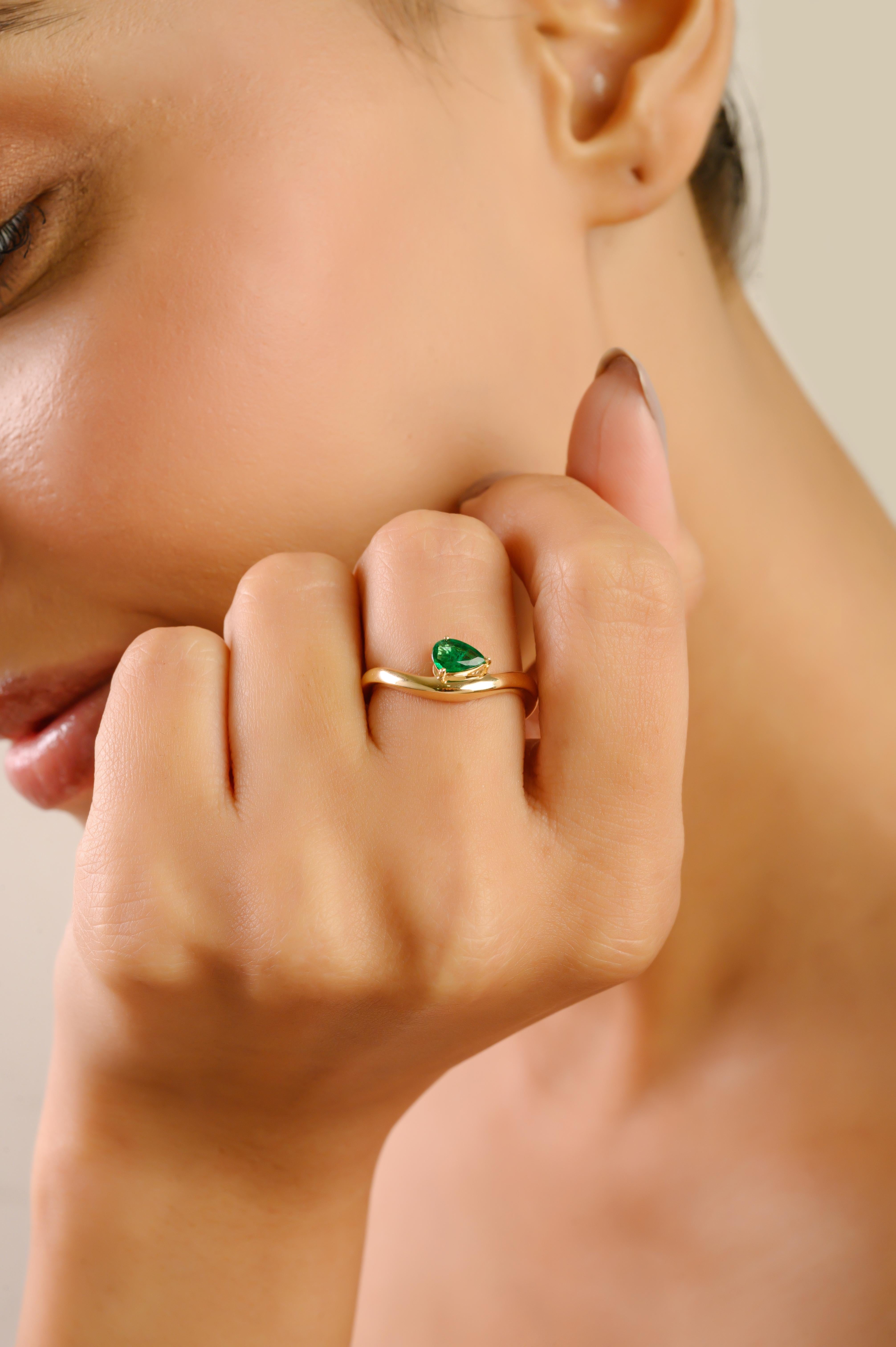 Im Angebot: Minimalistischer 18K Gelbgold Birnenschliff Smaragd Solitär Wellenring Urlaubsschmuck () 6