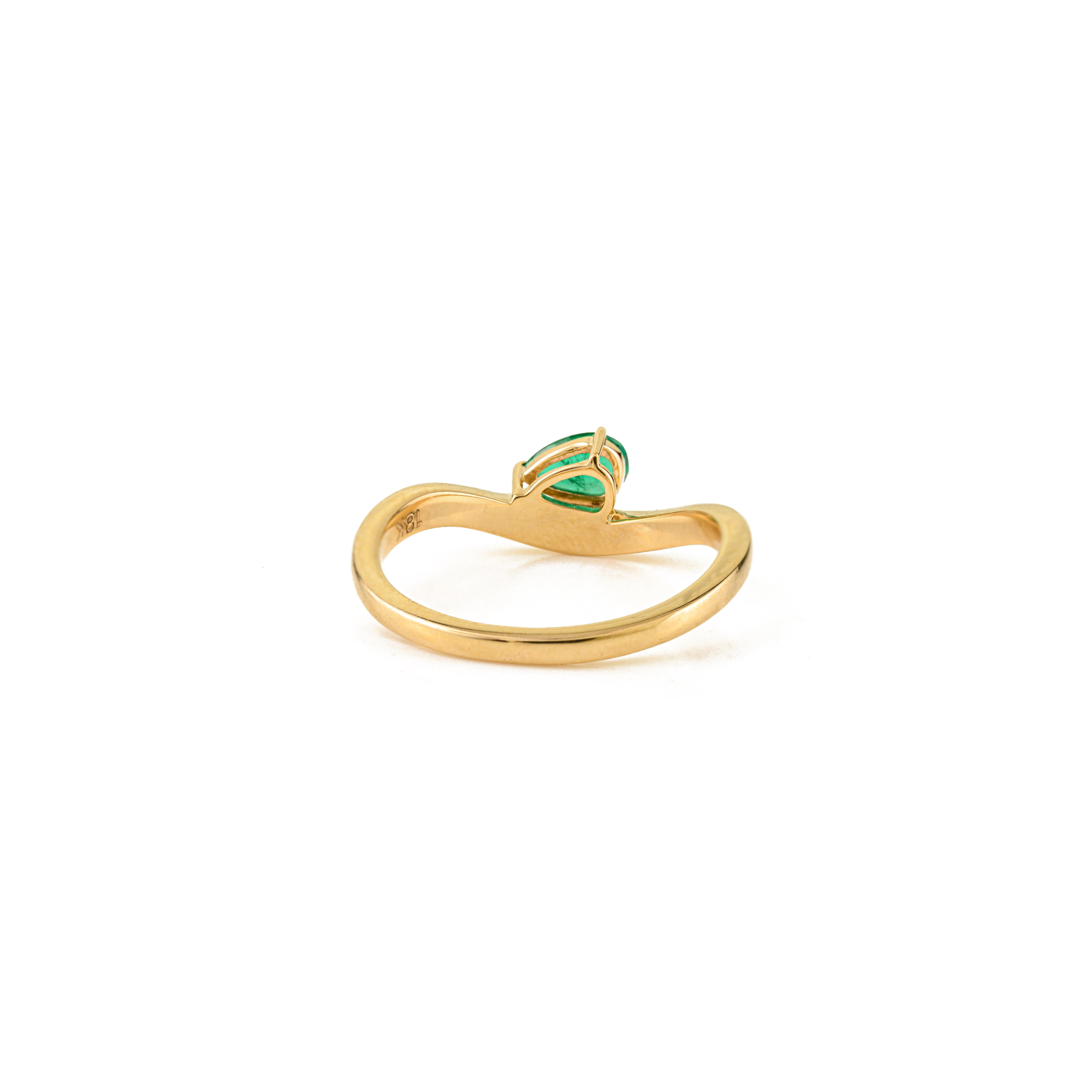Im Angebot: Minimalistischer 18K Gelbgold Birnenschliff Smaragd Solitär Wellenring Urlaubsschmuck () 7