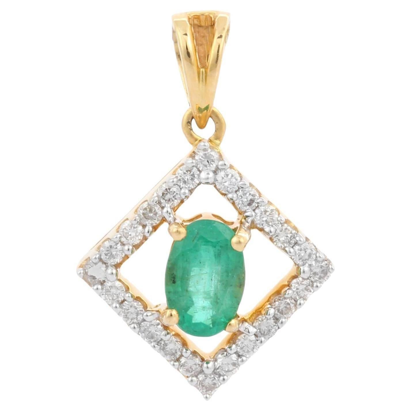 Pendentif minimaliste en or jaune 18 carats serti d'émeraudes et de diamants