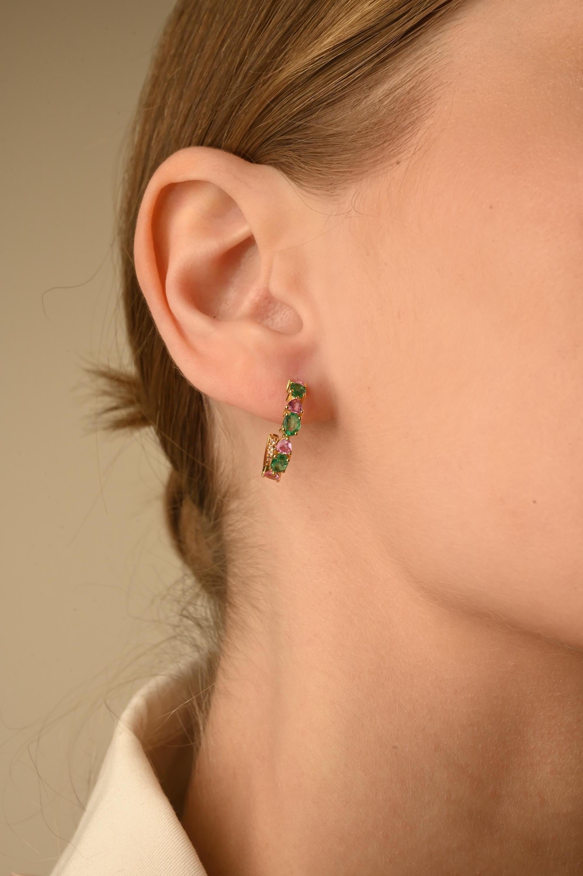 Minimalistische Smaragd- und rosa Saphir-Ohrringe aus 14-karätigem Gold mit Diamanten, die Ihren Look unterstreichen. Um mit Ihrem Look ein Statement zu setzen, brauchen Sie offene Reif-Ohrringe. Diese Ohrringe sorgen für einen funkelnden,
