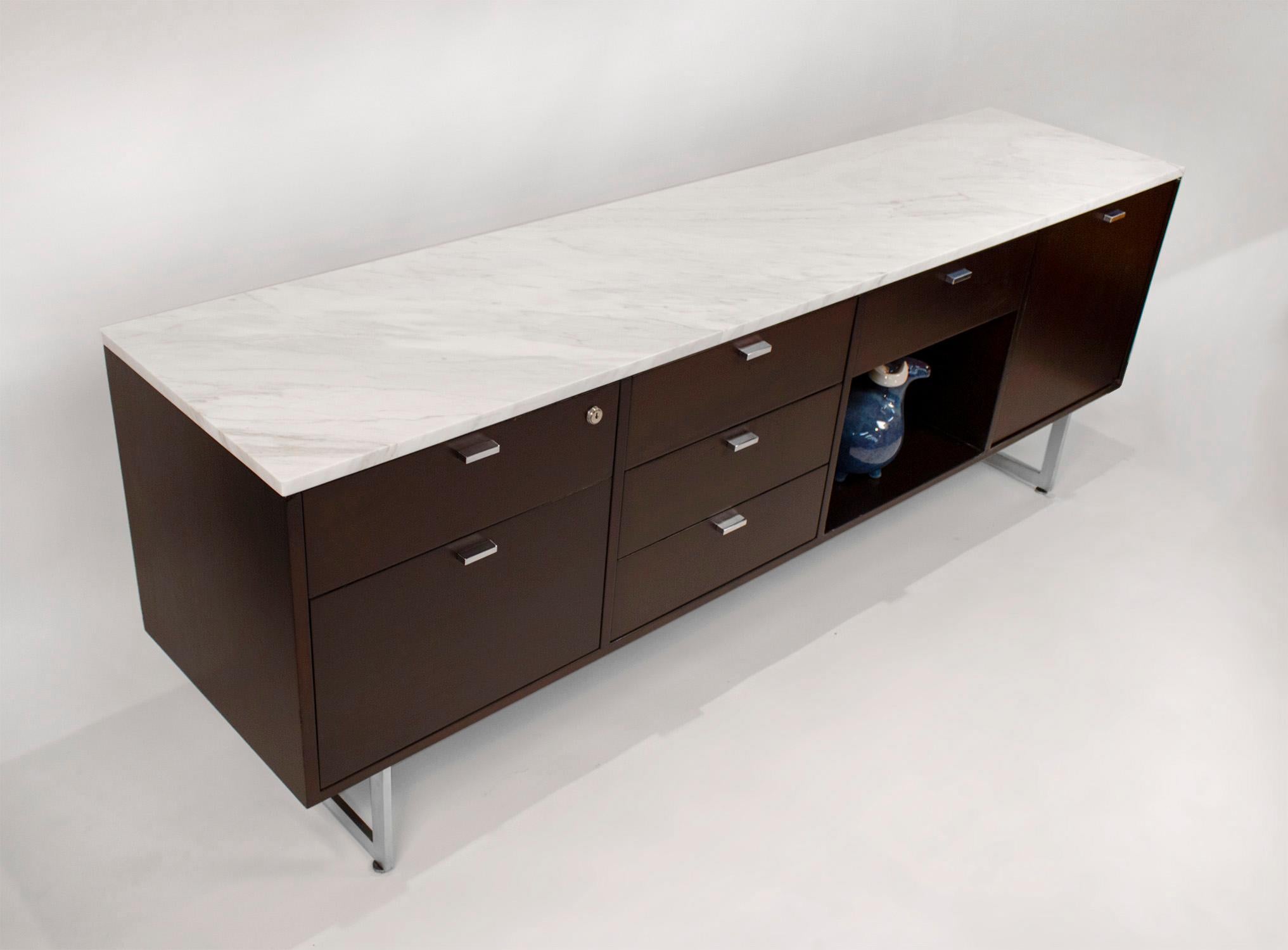 Credenza minimalista Harvey Probber de los años 60 con tapa de mármol Calacatta Estadounidense en venta