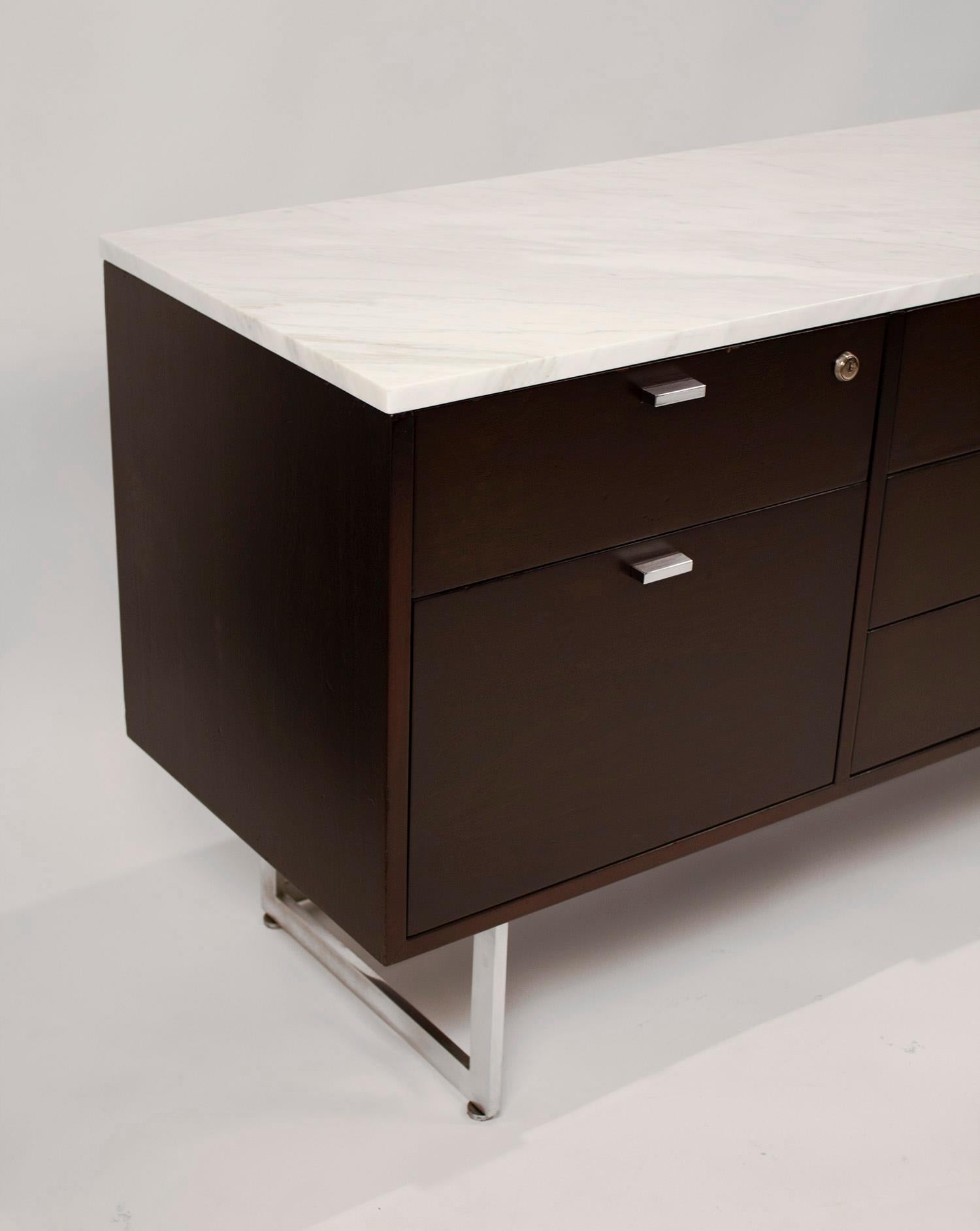 Credenza minimalista Harvey Probber de los años 60 con tapa de mármol Calacatta en Bueno estado para la venta en Dallas, TX