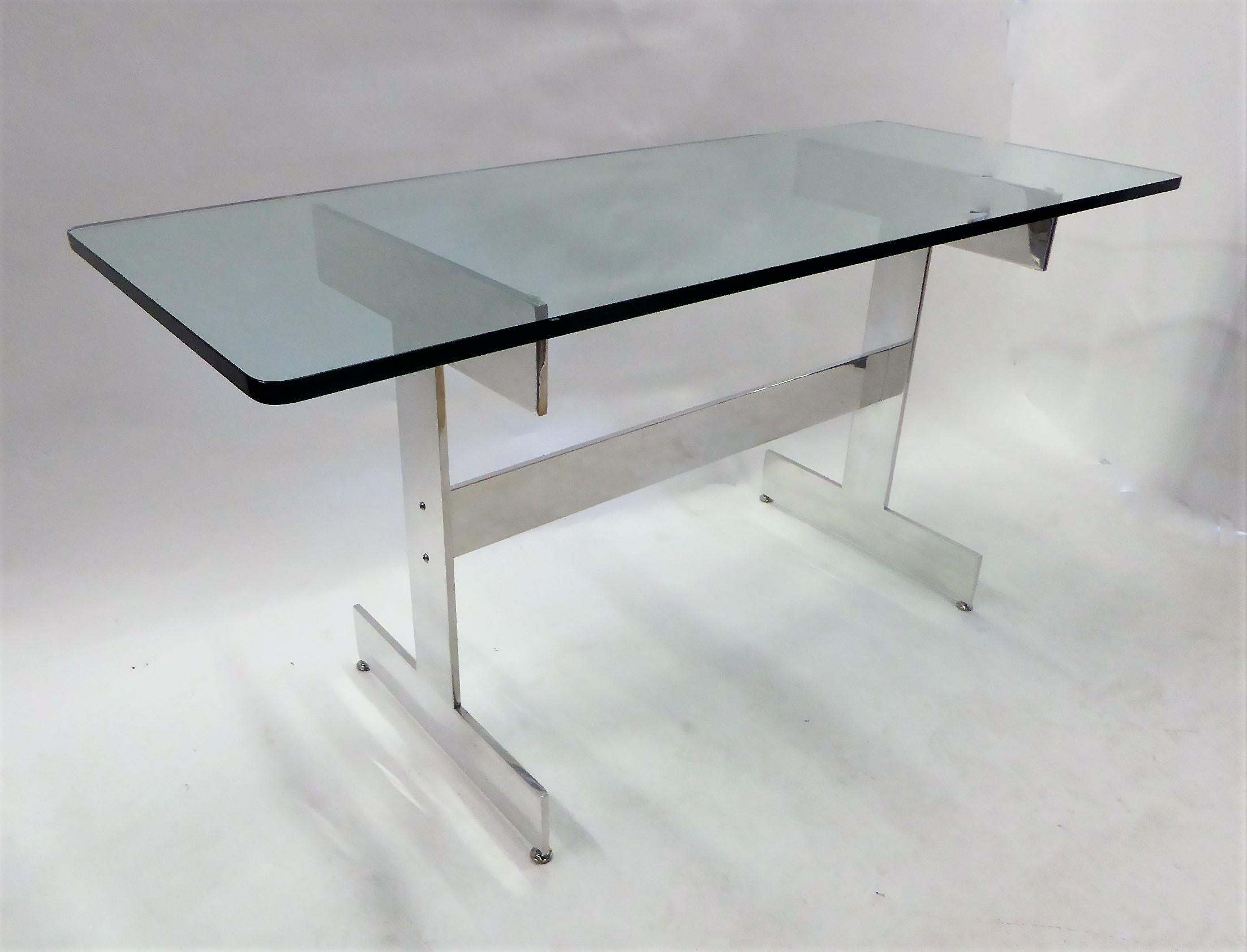 Attributed to Paul Mayen for Habitat, a 1960s polished aluminum rectangular console or writing desk with a thick 3/4 inch glass top.
Recently polished aluminum metal base. The glass with minor signs of use and age, no chips.
Measurements: Base 37