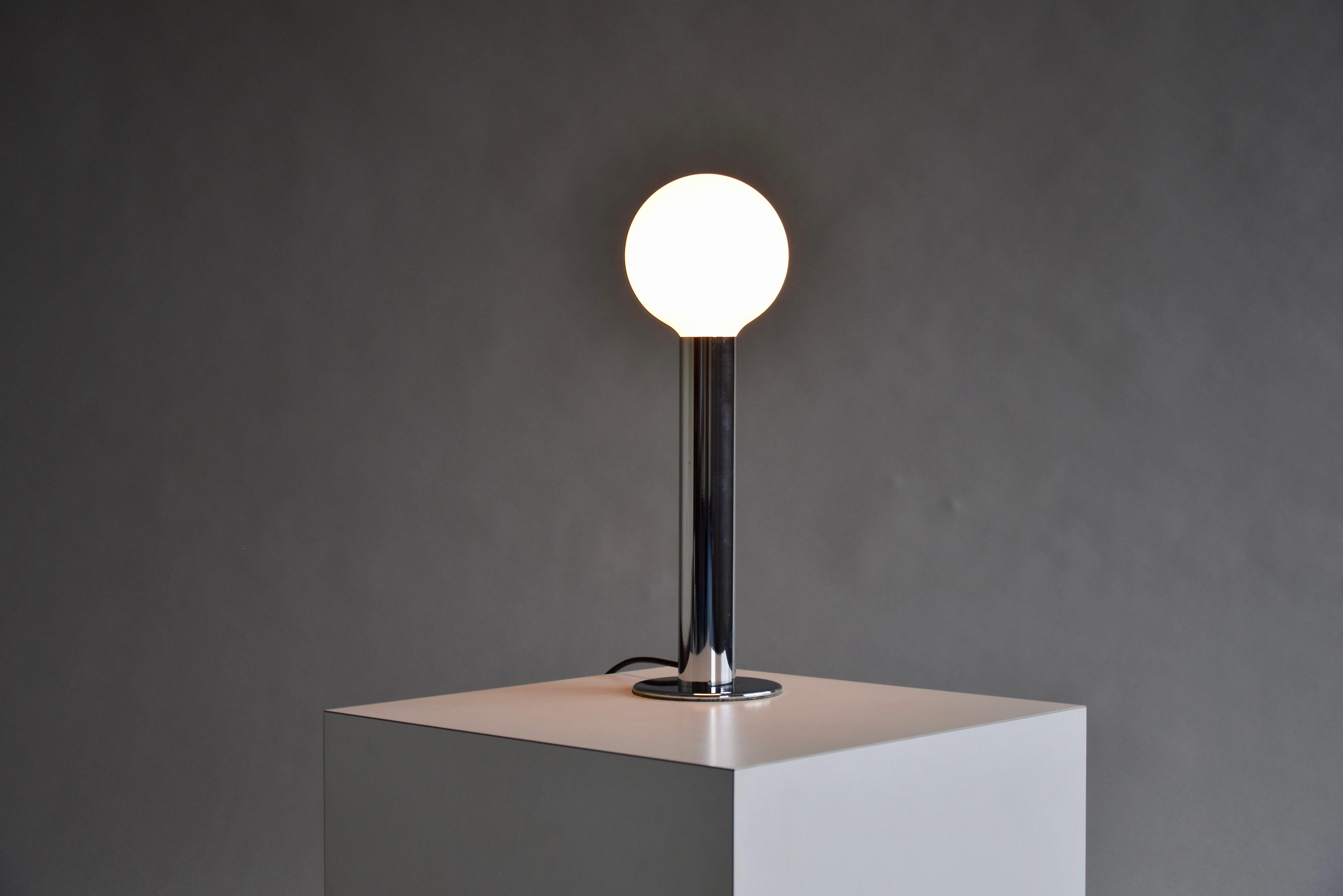 Lampe de bureau italienne chromée minimaliste des années 1970 en vente 6