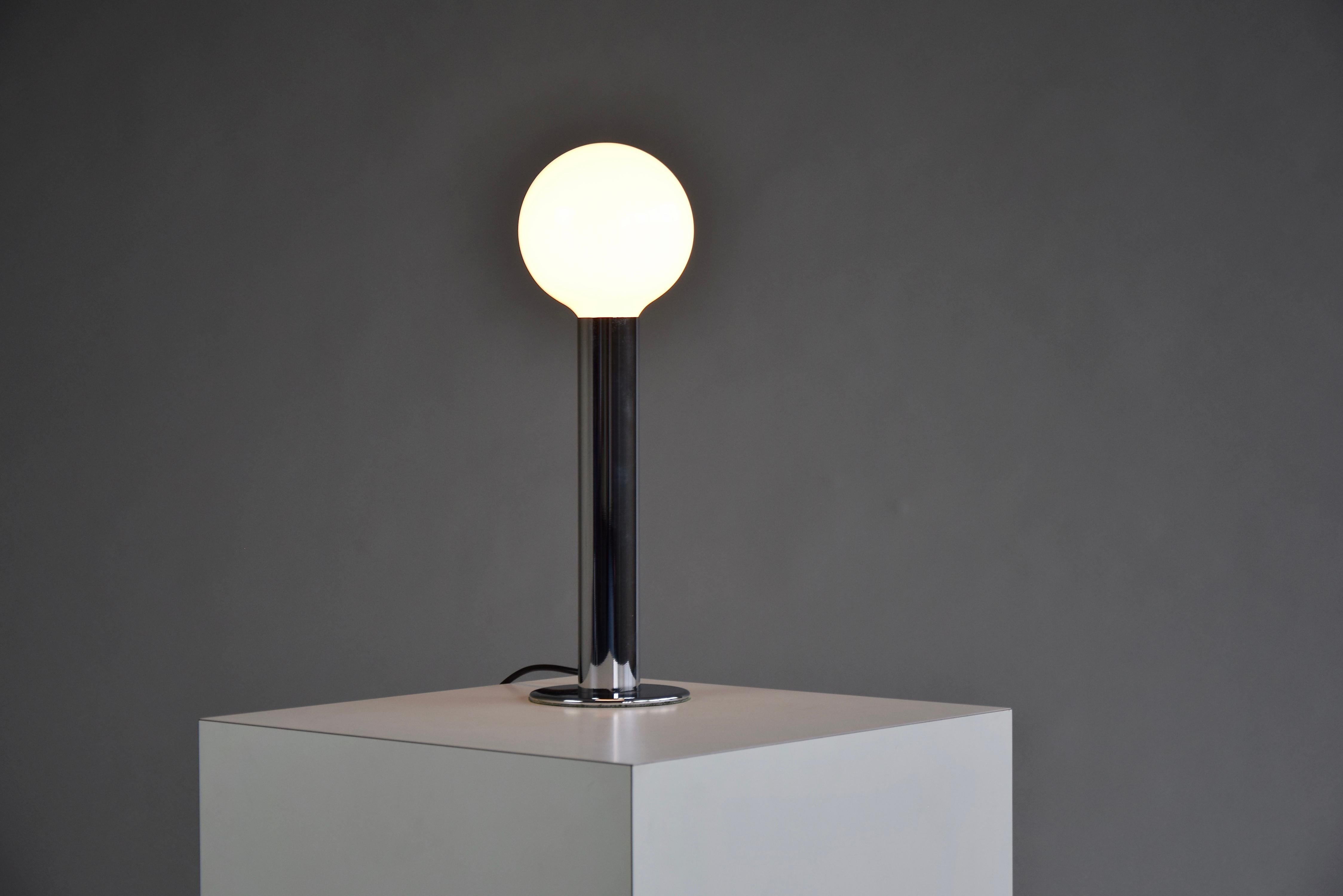 Lampe de bureau italienne chromée minimaliste des années 1970 Bon état - En vente à Weesp, NL