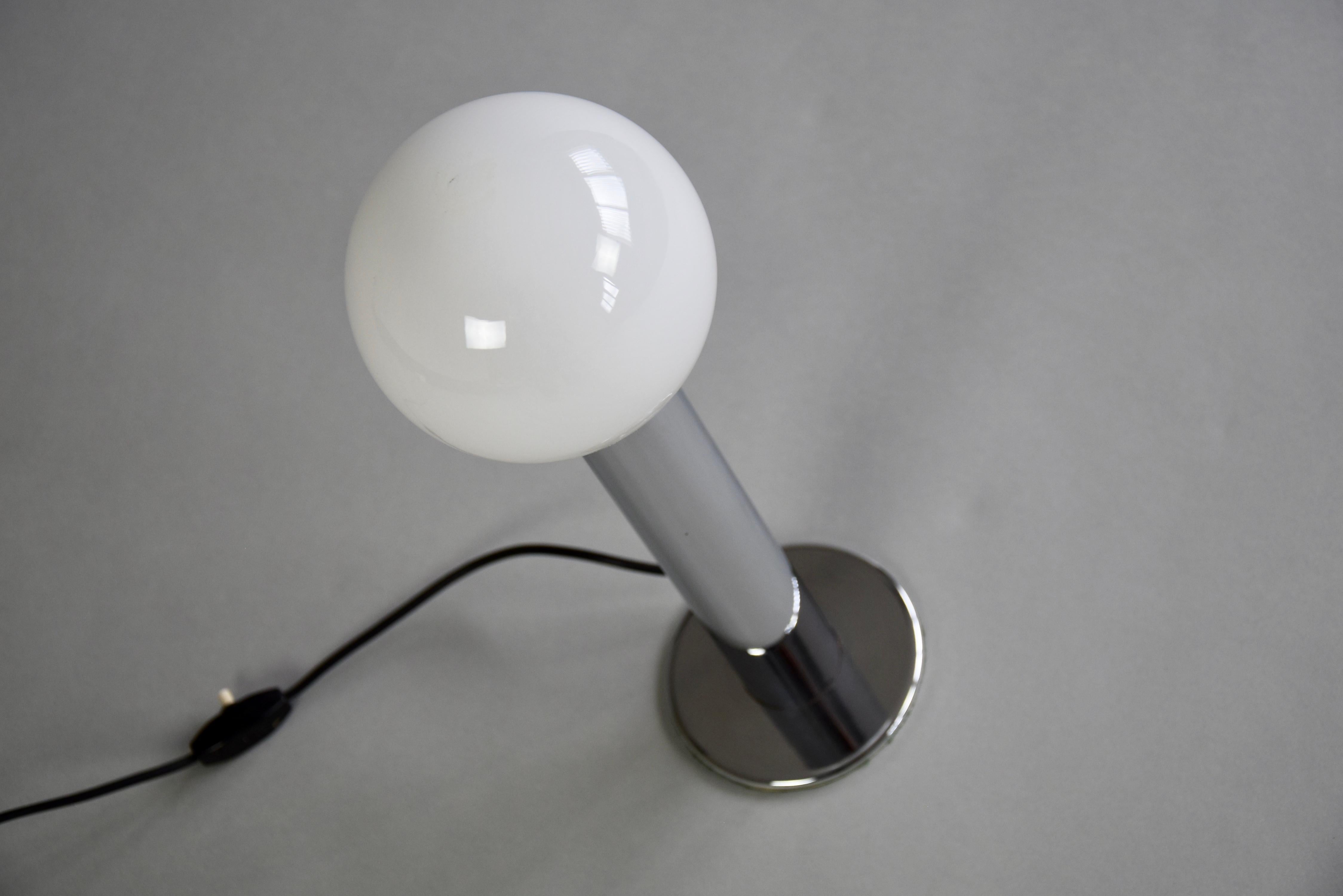 Fin du 20e siècle Lampe de bureau italienne chromée minimaliste des années 1970 en vente