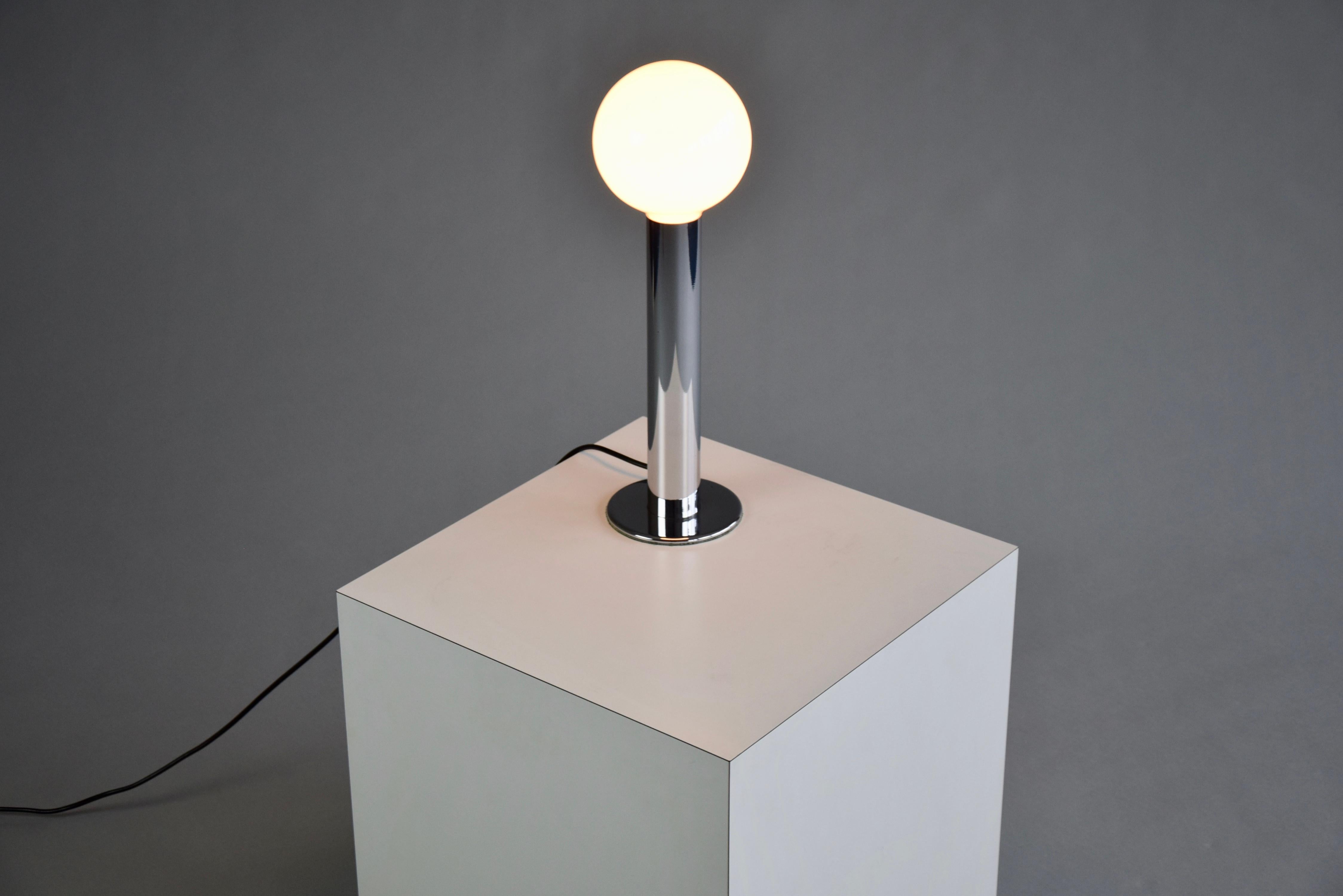 Lampe de bureau italienne chromée minimaliste des années 1970 en vente 1