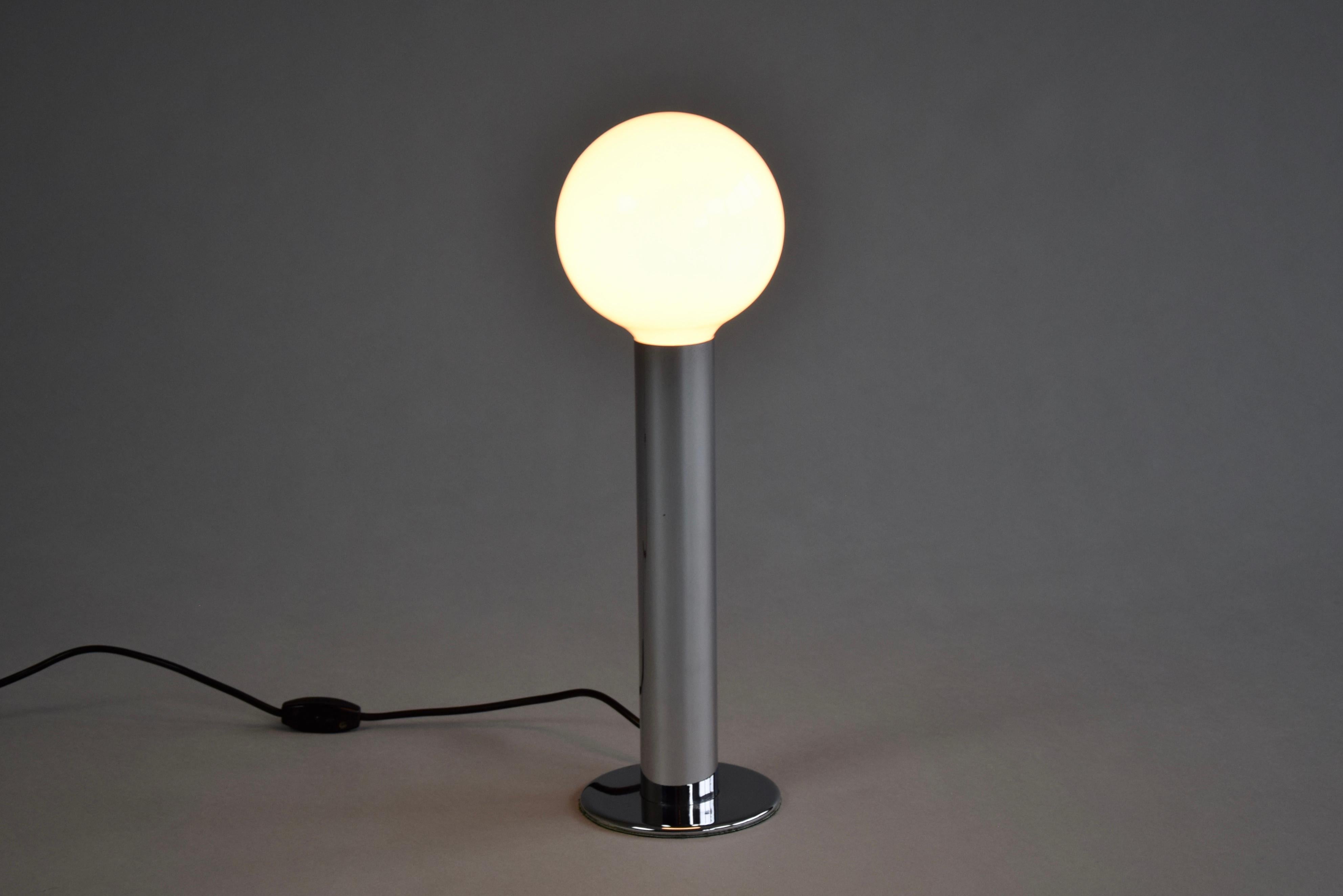 Lampe de bureau italienne chromée minimaliste des années 1970 en vente 2