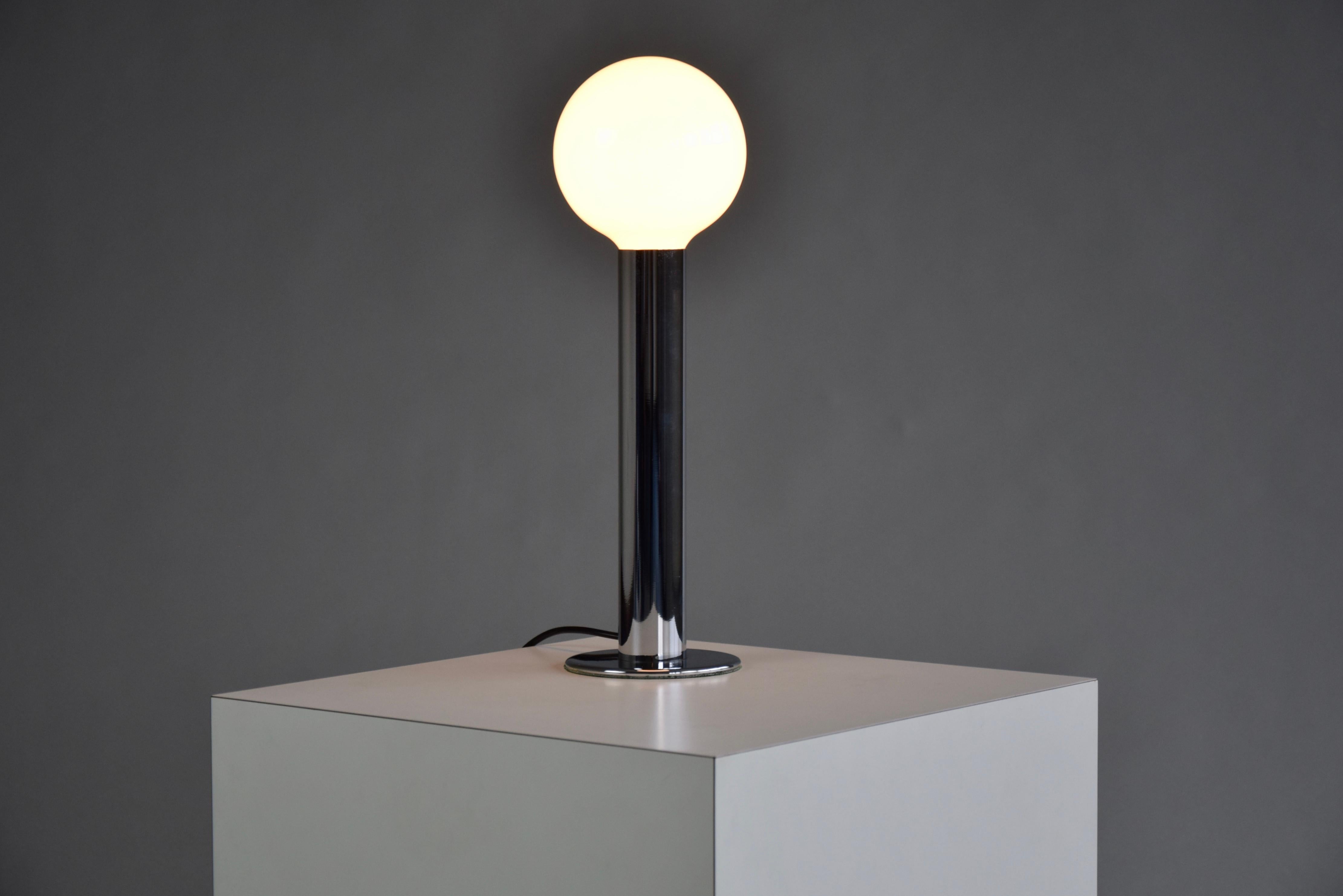 Lampe de bureau italienne chromée minimaliste des années 1970 en vente 3