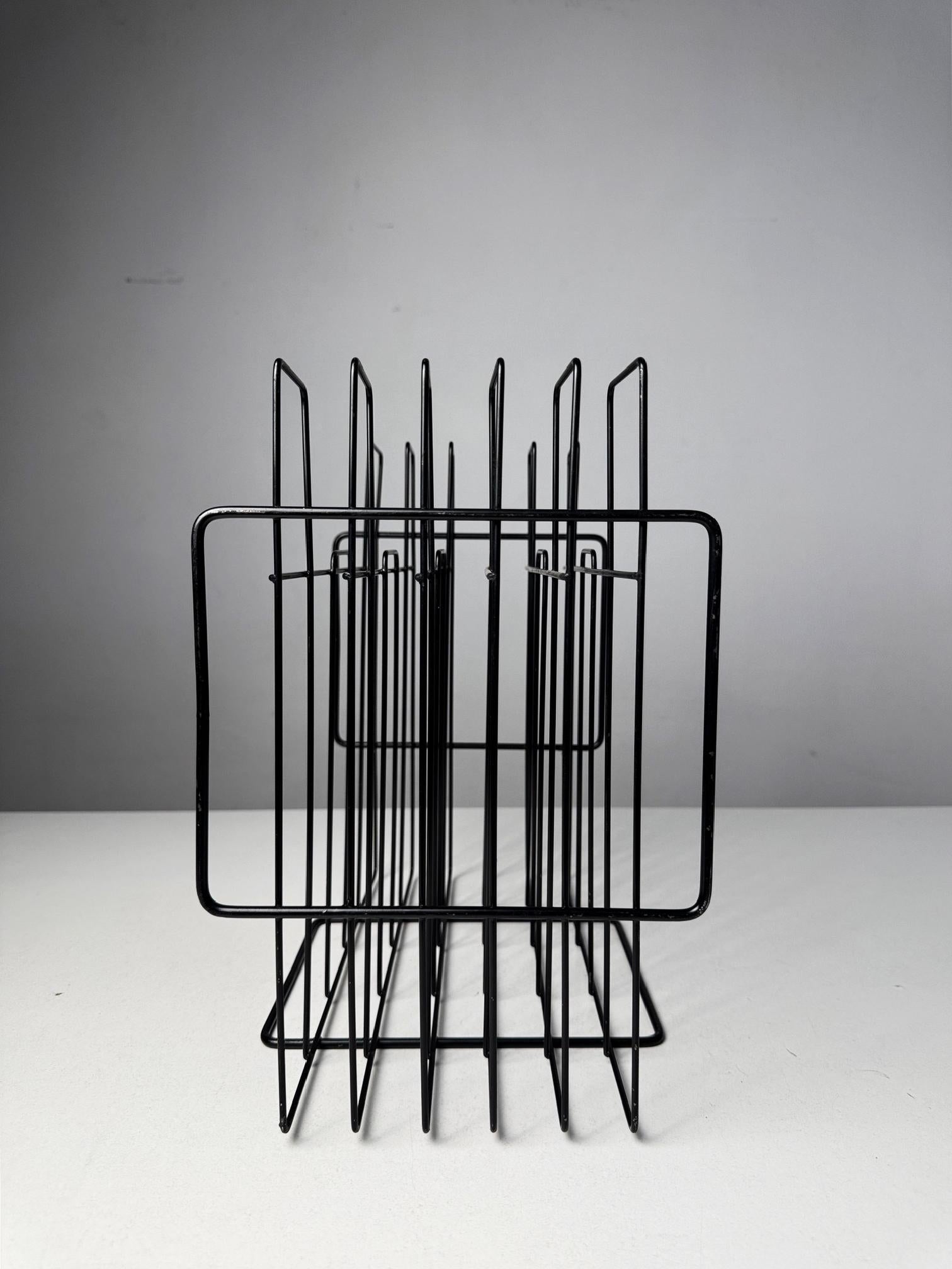 Minimalistischer 1970er Vinyl-Schallplattenständer - Schwarzer Draht Plattenhalter aus der Mitte des Jahrhunderts im Angebot 3