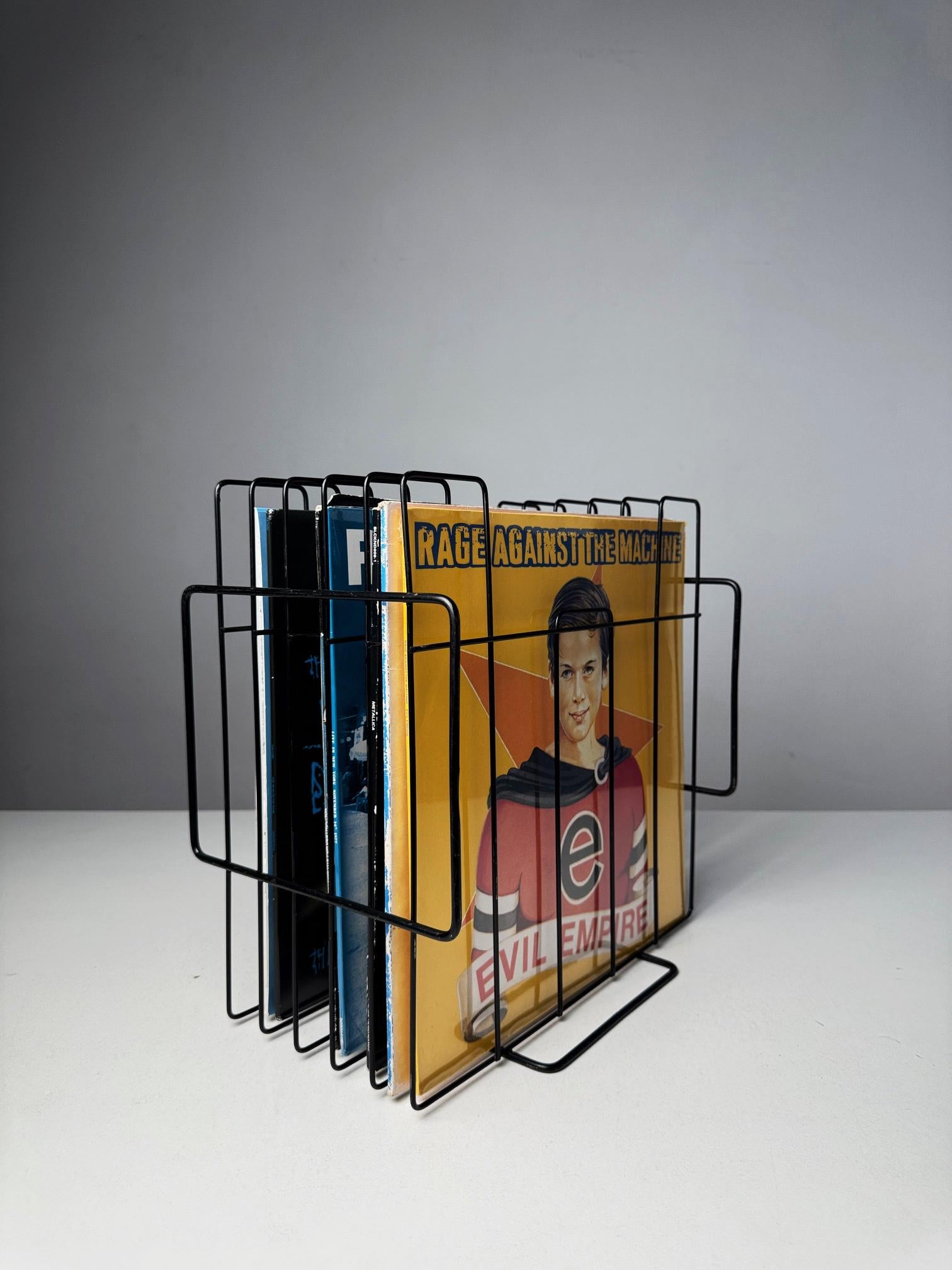 Minimalistischer 1970er Vinyl-Schallplattenständer - Schwarzer Draht Plattenhalter aus der Mitte des Jahrhunderts im Angebot 4