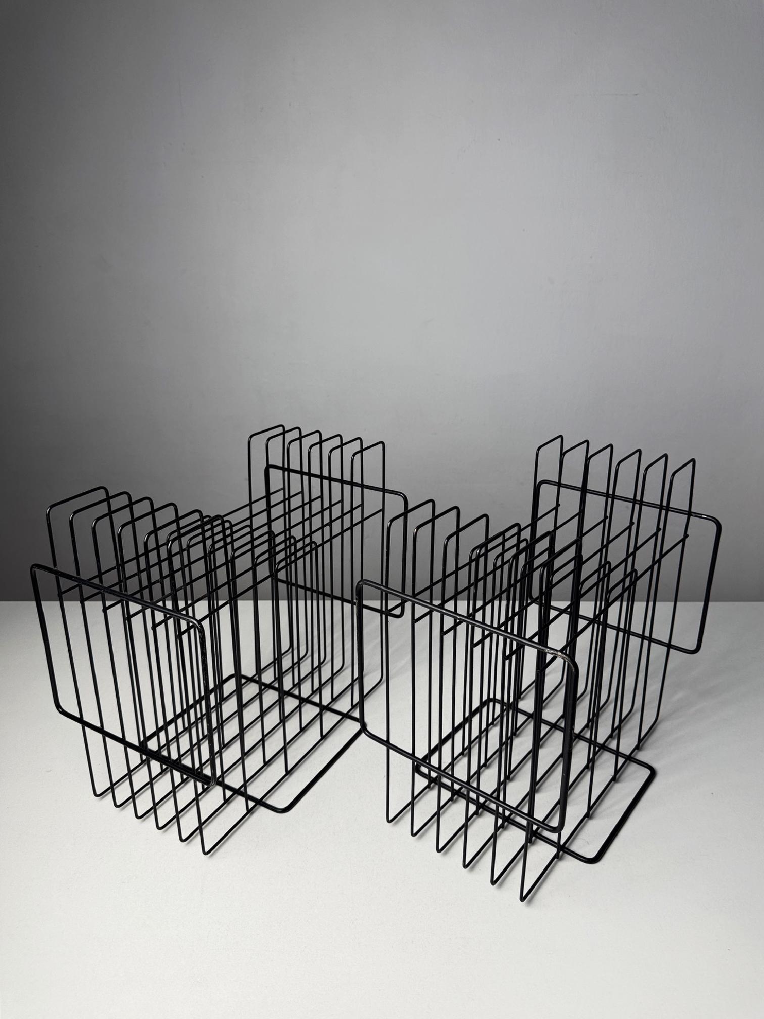 Minimalistischer 1970er Vinyl-Schallplattenständer - Schwarzer Draht Plattenhalter aus der Mitte des Jahrhunderts im Angebot 5