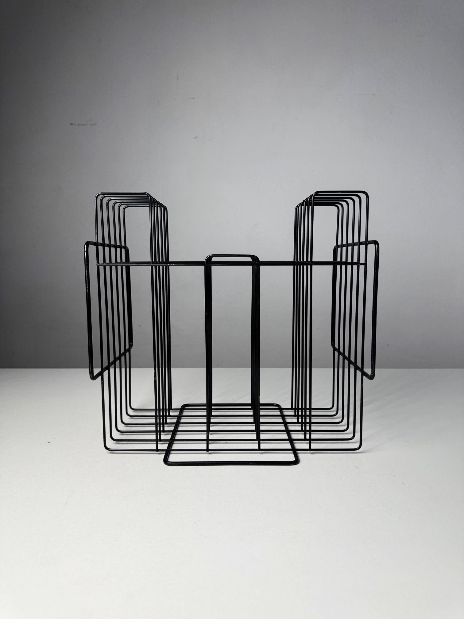 Minimalistischer 1970er Vinyl-Schallplattenständer - Schwarzer Draht Plattenhalter aus der Mitte des Jahrhunderts

Dieser minimalistische Schallplattenständer aus den 1970er Jahren ist ein elegantes und funktionales Beispiel für modernes Design aus