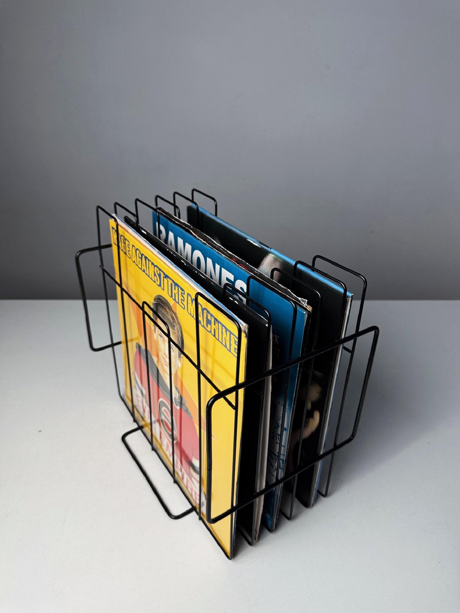 Minimalistischer 1970er Vinyl-Schallplattenständer - Schwarzer Draht Plattenhalter aus der Mitte des Jahrhunderts (Space Age) im Angebot