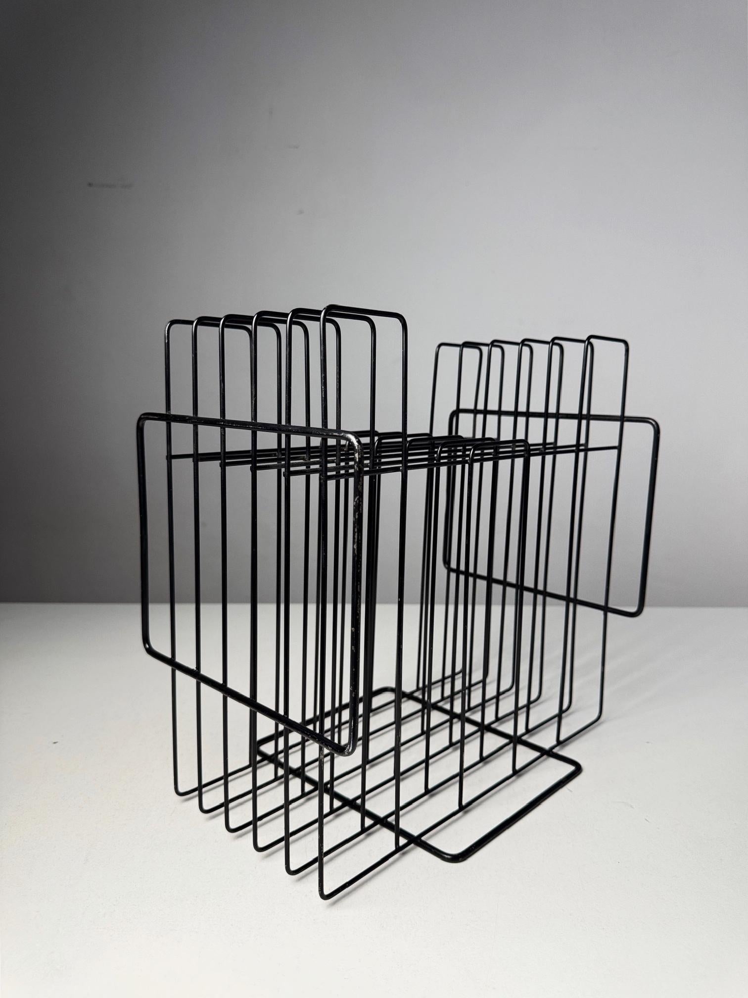 Minimalistischer 1970er Vinyl-Schallplattenständer - Schwarzer Draht Plattenhalter aus der Mitte des Jahrhunderts (Metall) im Angebot