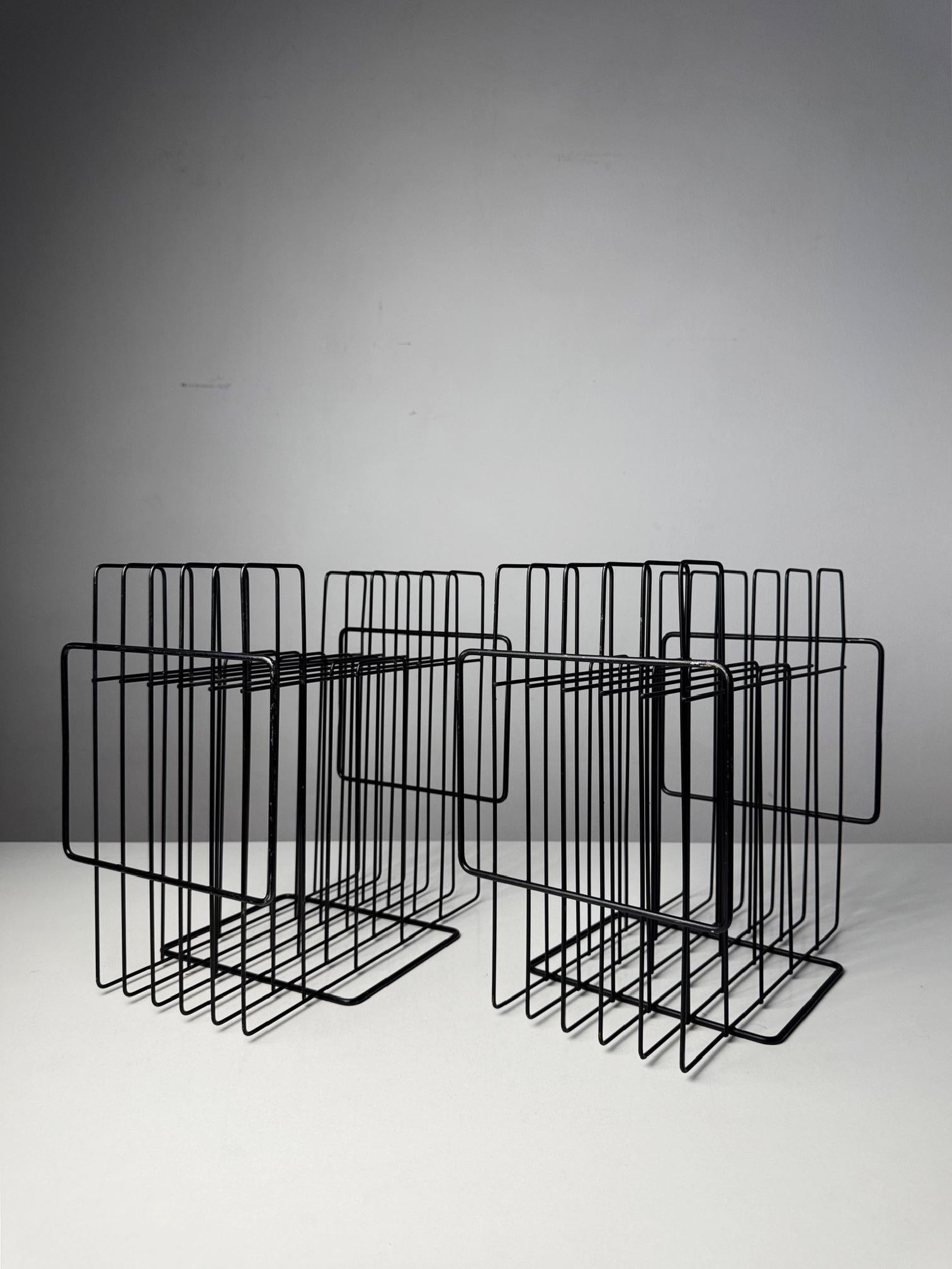 Minimalistischer 1970er Vinyl-Schallplattenständer - Schwarzer Draht Plattenhalter aus der Mitte des Jahrhunderts im Angebot 2