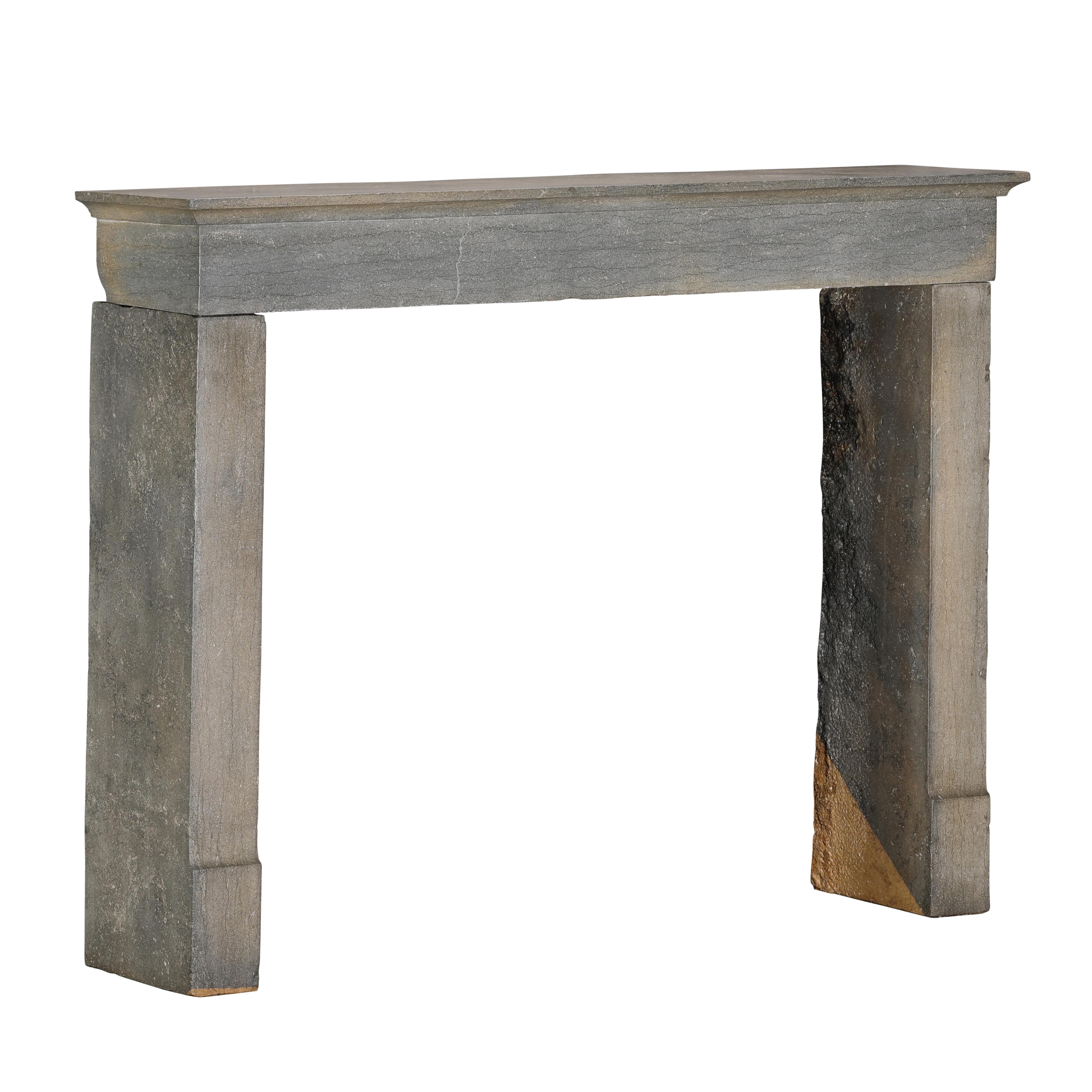 Minimalistischer französischer Steinkamin aus dem 19. Jahrhundert Zeitlos Nantucket Hue Interiors im Angebot 11