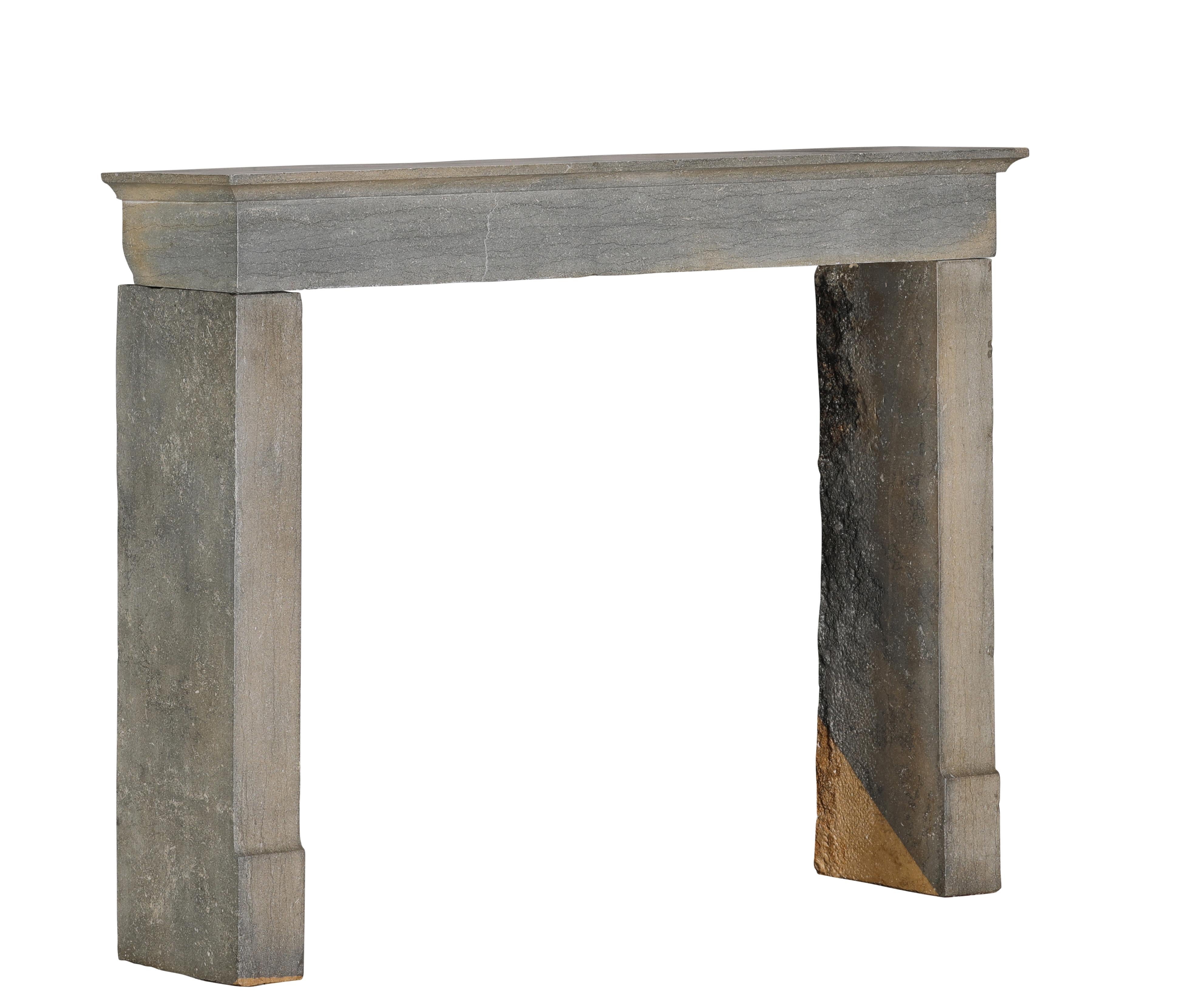 Minimalistischer französischer Steinkamin aus dem 19. Jahrhundert Zeitlos Nantucket Hue Interiors im Angebot 12