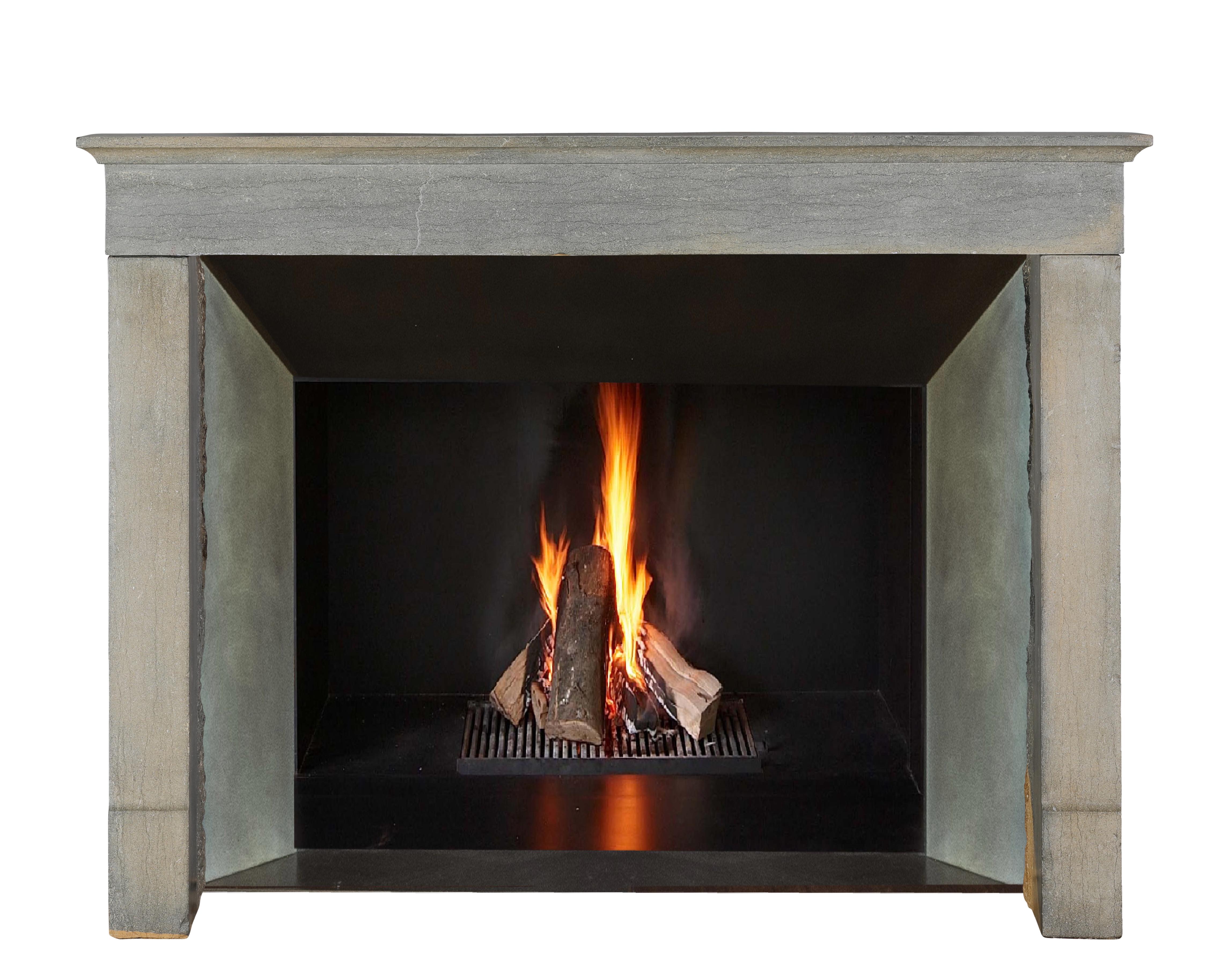 Minimalistischer französischer Steinkamin aus dem 19. Jahrhundert Zeitlos Nantucket Hue Interiors (Französisch) im Angebot