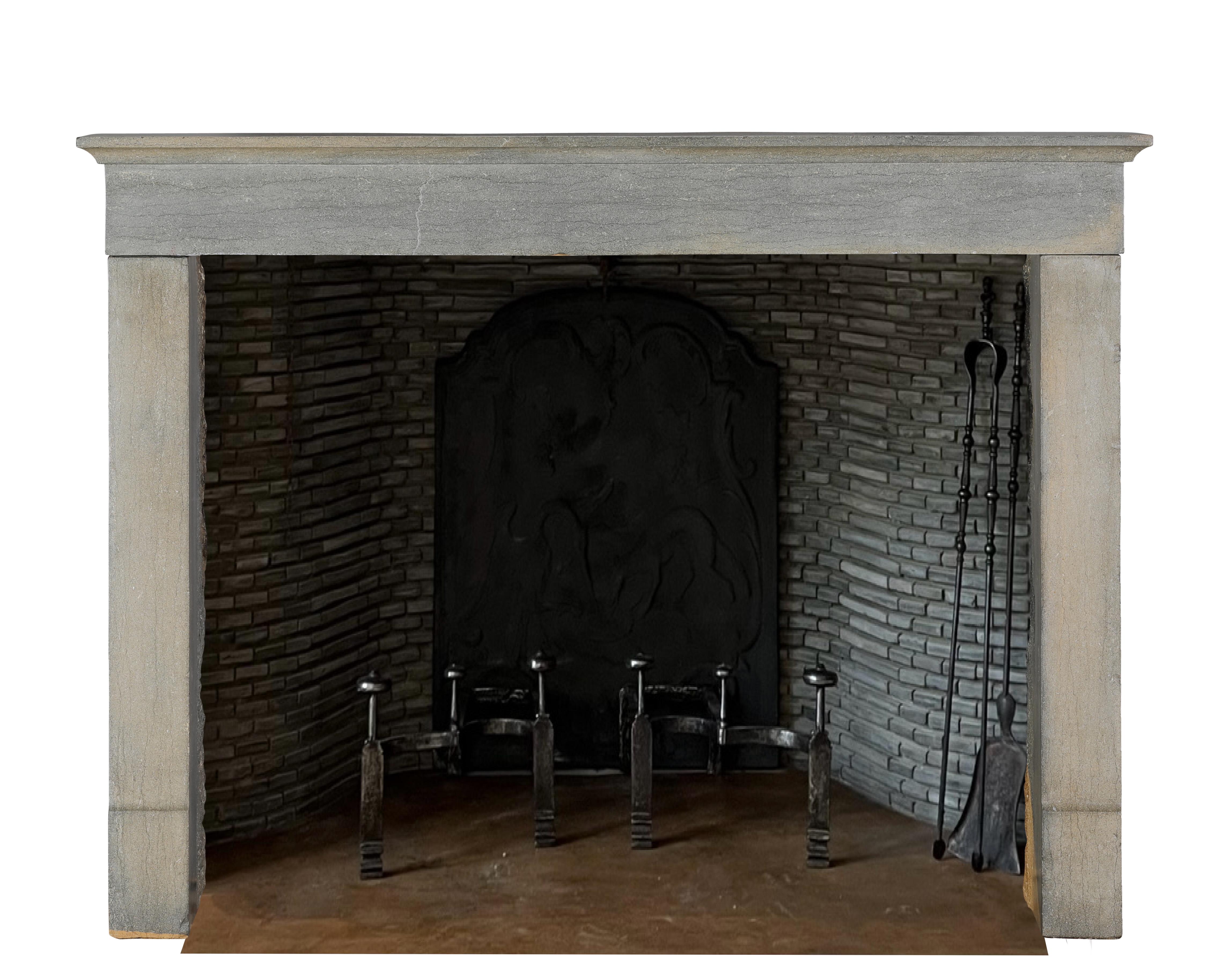 Minimalistischer französischer Steinkamin aus dem 19. Jahrhundert Zeitlos Nantucket Hue Interiors (Handgeschnitzt) im Angebot