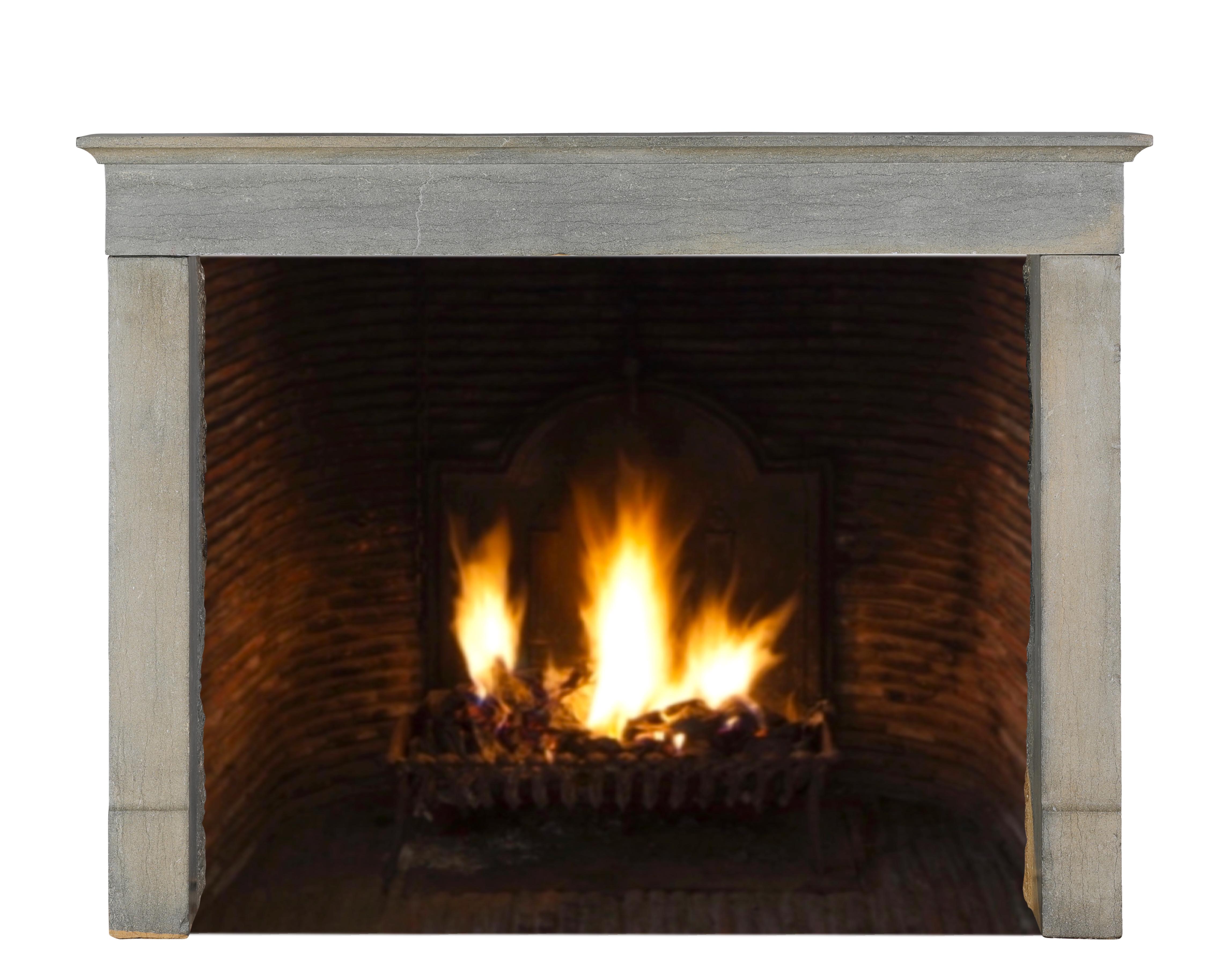 Minimalistischer französischer Steinkamin aus dem 19. Jahrhundert Zeitlos Nantucket Hue Interiors im Zustand „Hervorragend“ im Angebot in Beervelde, BE