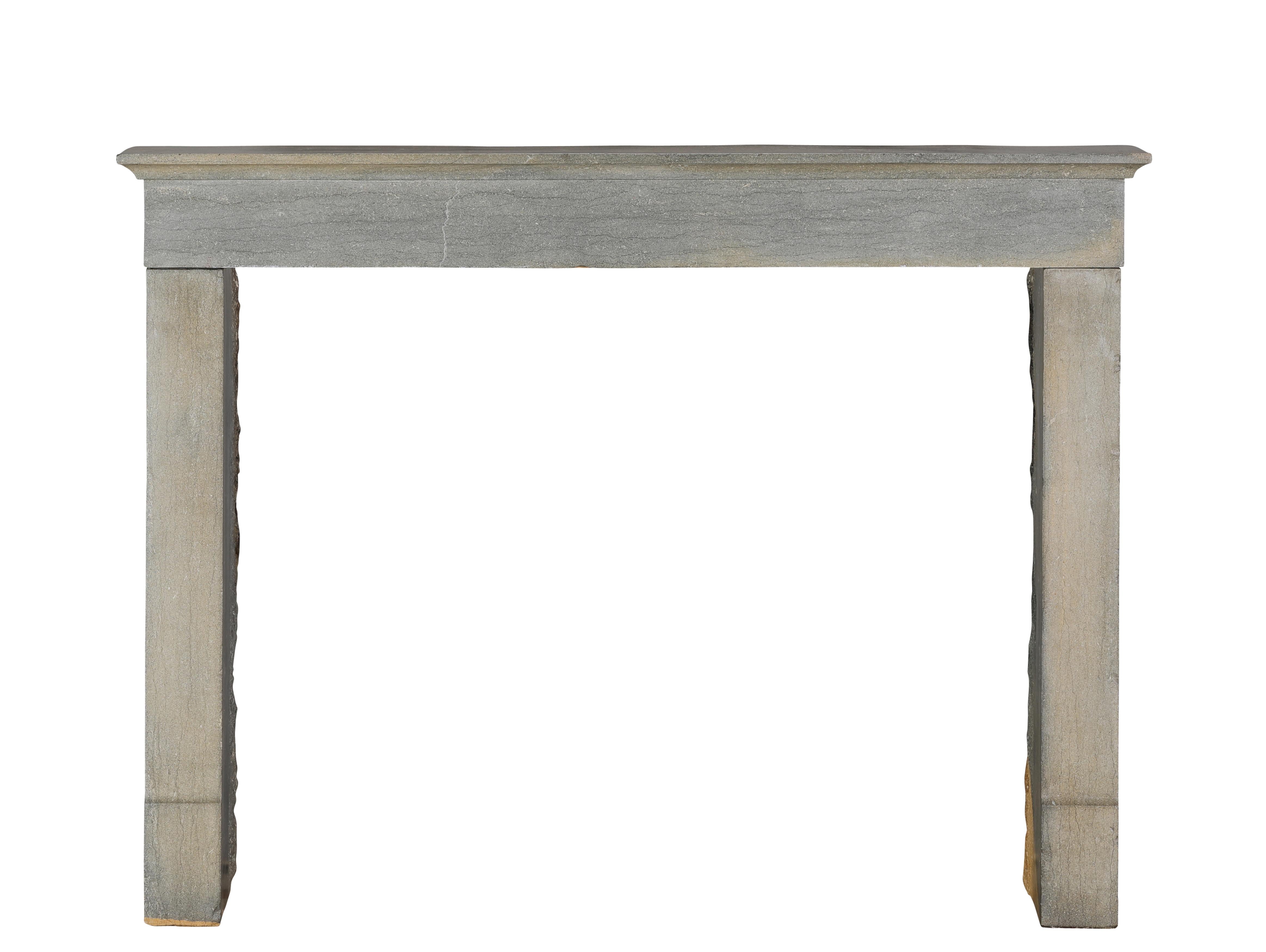 Minimalistischer französischer Steinkamin aus dem 19. Jahrhundert Zeitlos Nantucket Hue Interiors im Angebot 1