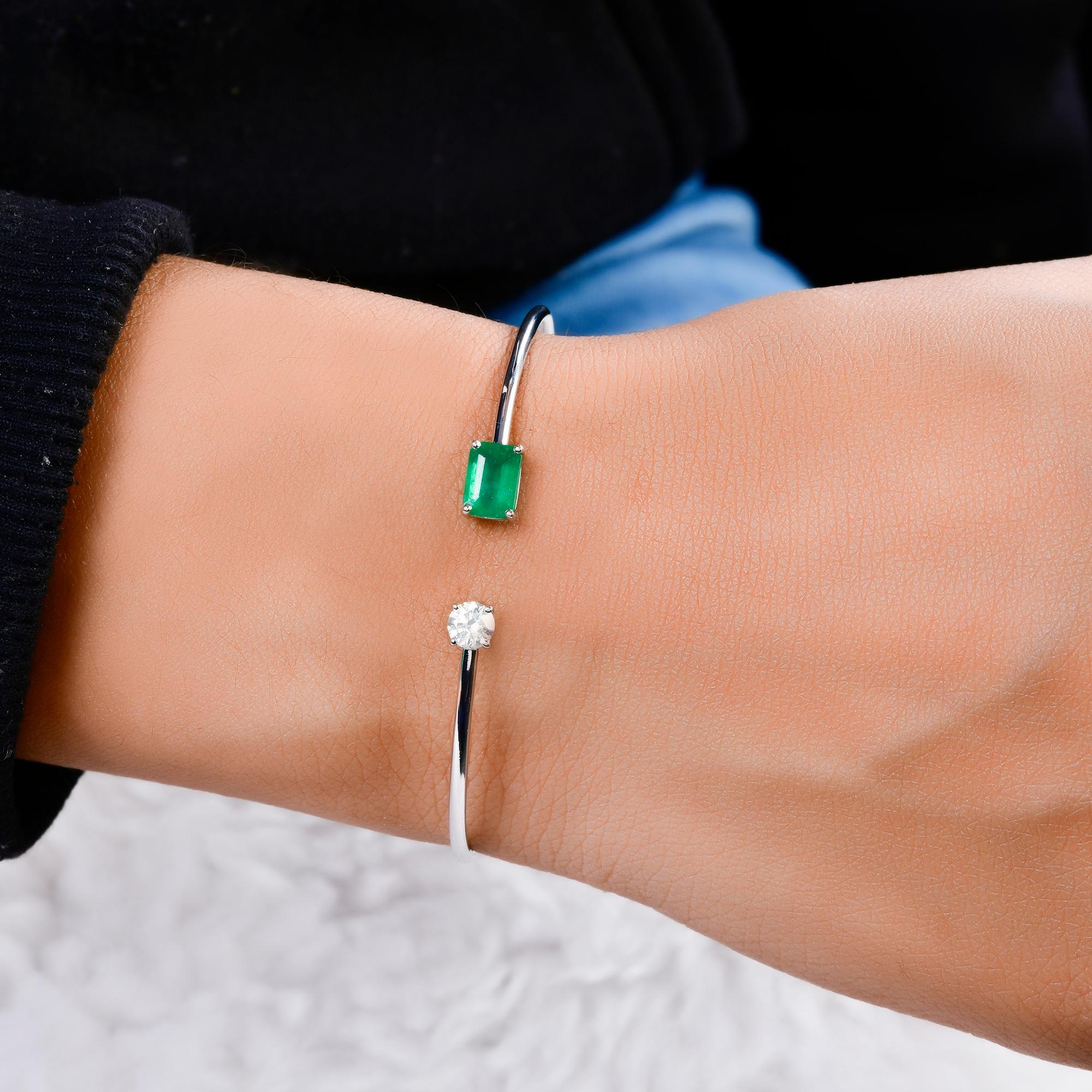 Bracciale minimalista con diamante e smeraldo dello Zambia da 1 carato, regalo in oro bianco 18 carati.
Questo elegante bracciale aperto con smeraldi e diamanti. Questo pezzo elegante e contemporaneo mette in mostra la bellezza di due gemme iconiche