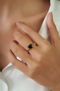 Minimalistischer 3,11 Karat herzförmiger schwarzer Diamant Solitär Ring aus 14K Gelbgold
