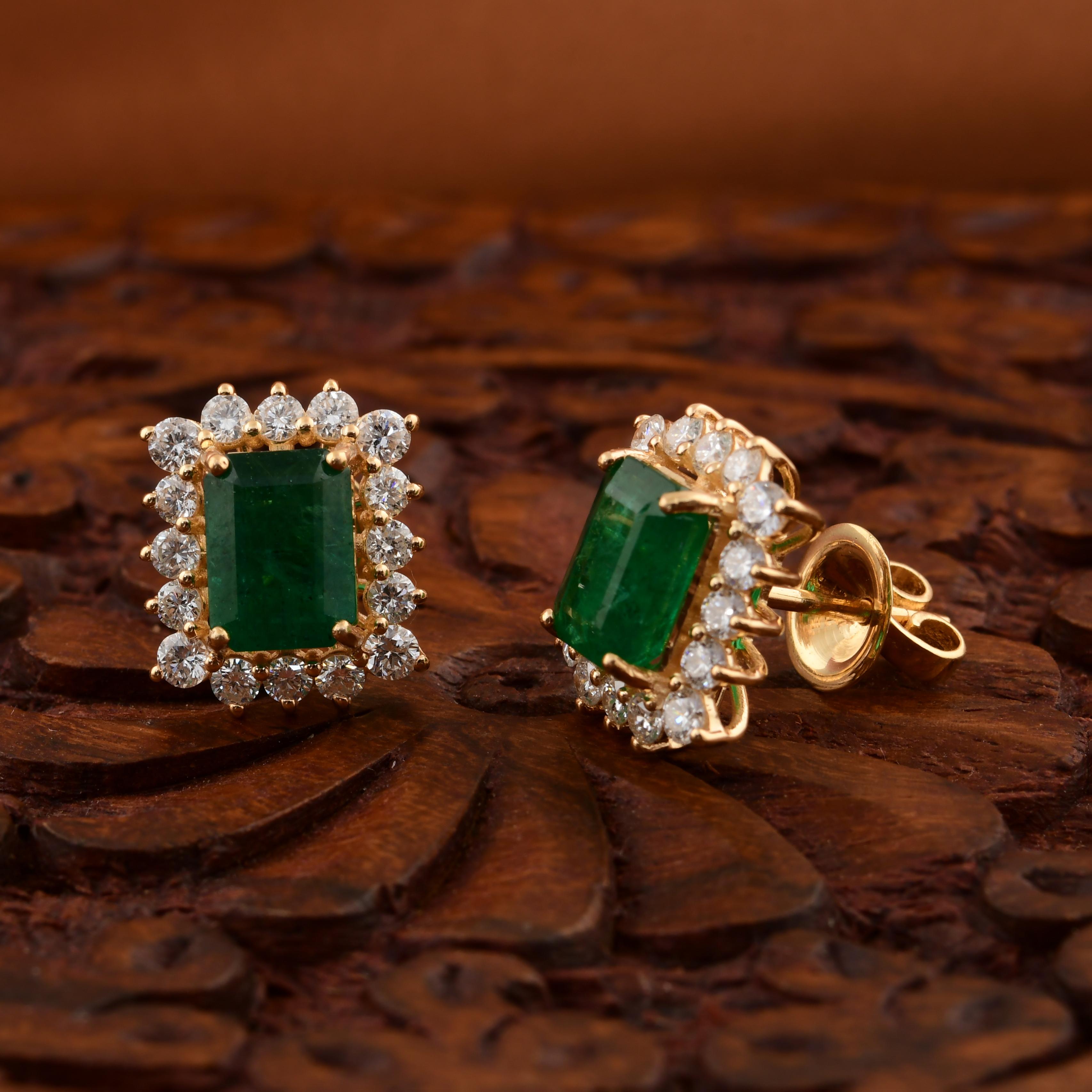 Modernista Orecchini minimalisti con smeraldo dello Zambia da 3,46 carati e diamante aureolato da 1,23 carati in oro 10 carati in vendita