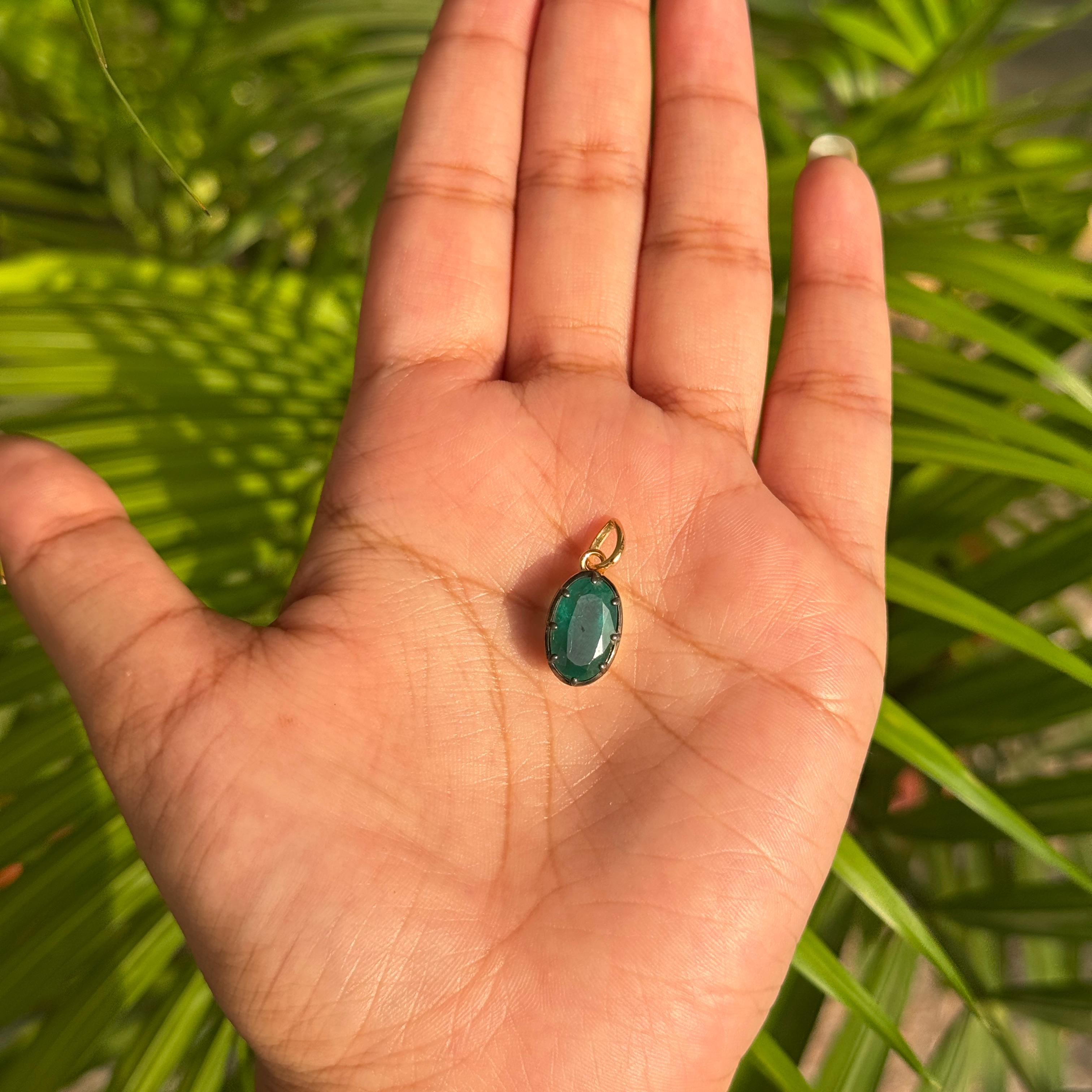 Pendentif solitaire en or jaune 18K avec émeraude naturelle ovale de 3,81 ct en vente 4